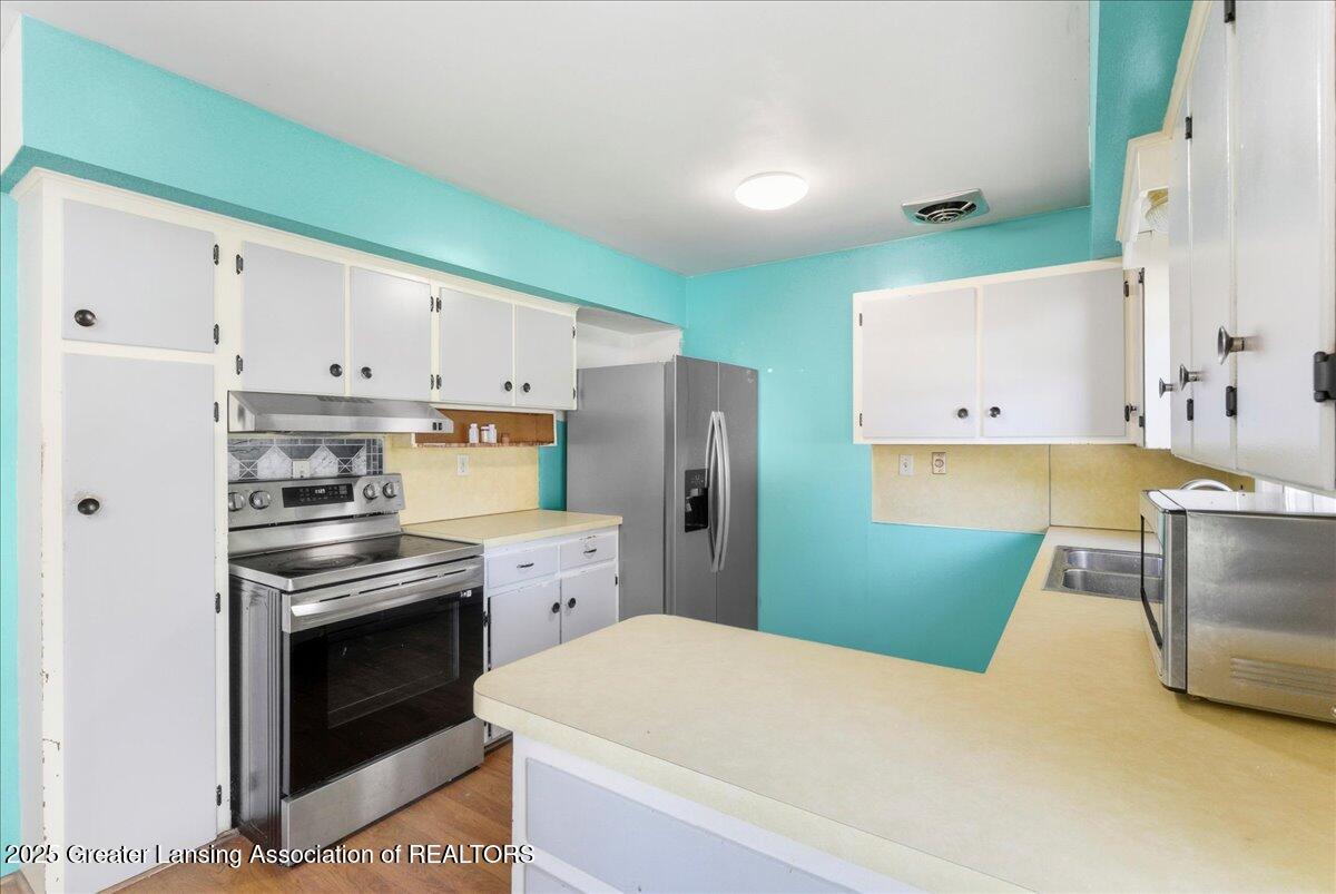 Lansing, Michigan 48910, United States, 3 Bedrooms Bedrooms, ,1 BathroomBathrooms,Residential,Active,225019