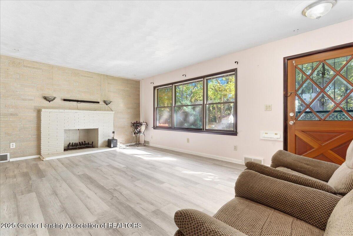 Lansing, Michigan 48910, United States, 3 Bedrooms Bedrooms, ,1 BathroomBathrooms,Residential,Active,225019