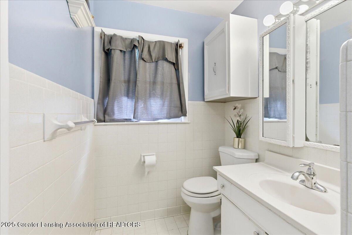 Lansing, Michigan 48910, United States, 3 Bedrooms Bedrooms, ,1 BathroomBathrooms,Residential,Active,225019