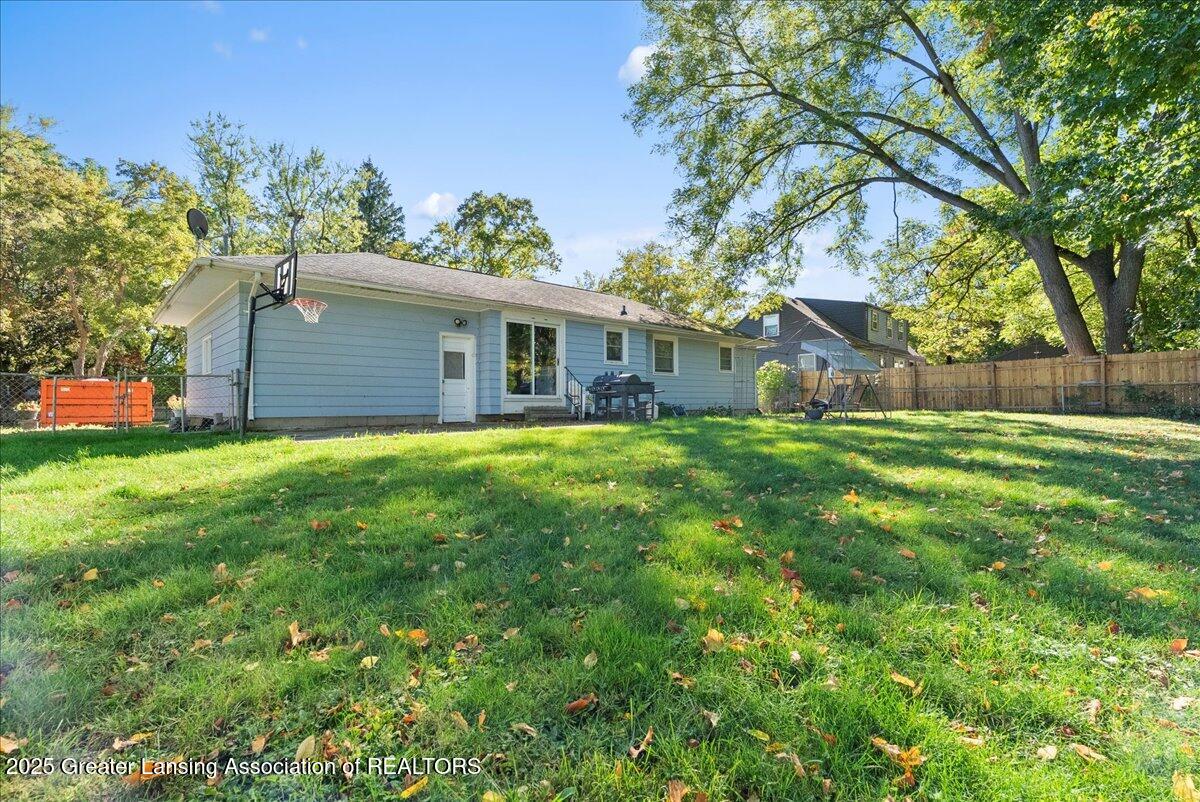 Lansing, Michigan 48910, United States, 3 Bedrooms Bedrooms, ,1 BathroomBathrooms,Residential,Active,225019