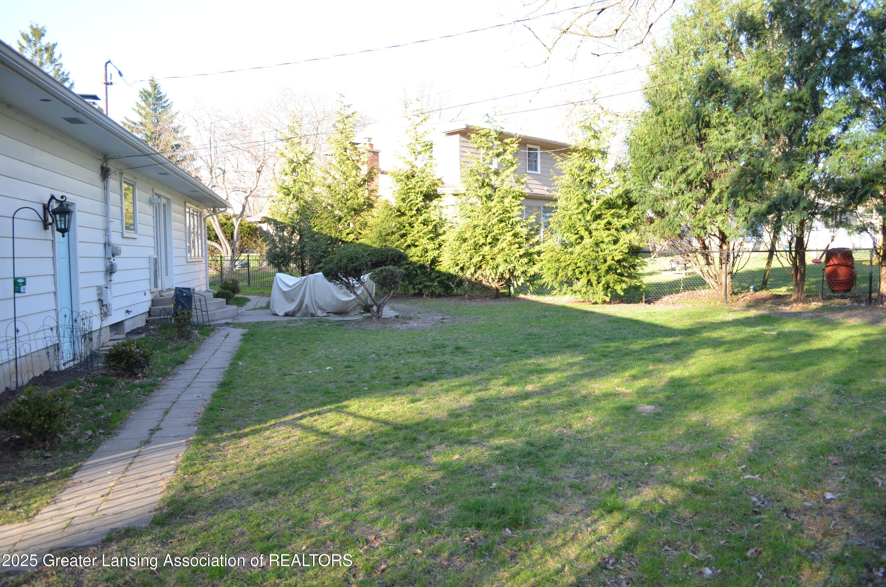 East Lansing, Michigan 48823, United States, 3 Bedrooms Bedrooms, ,2 BathroomsBathrooms,Residential,Pending,111960