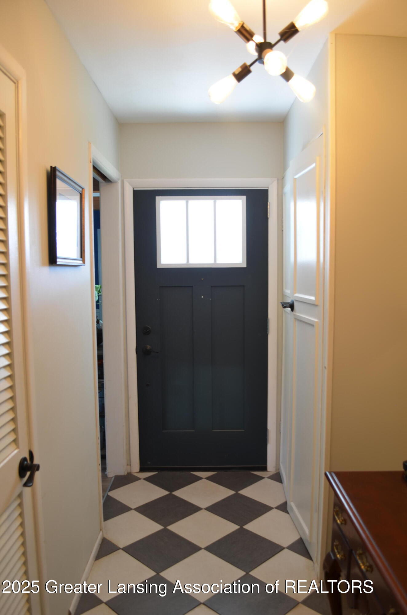 East Lansing, Michigan 48823, United States, 3 Bedrooms Bedrooms, ,2 BathroomsBathrooms,Residential,Pending,111960