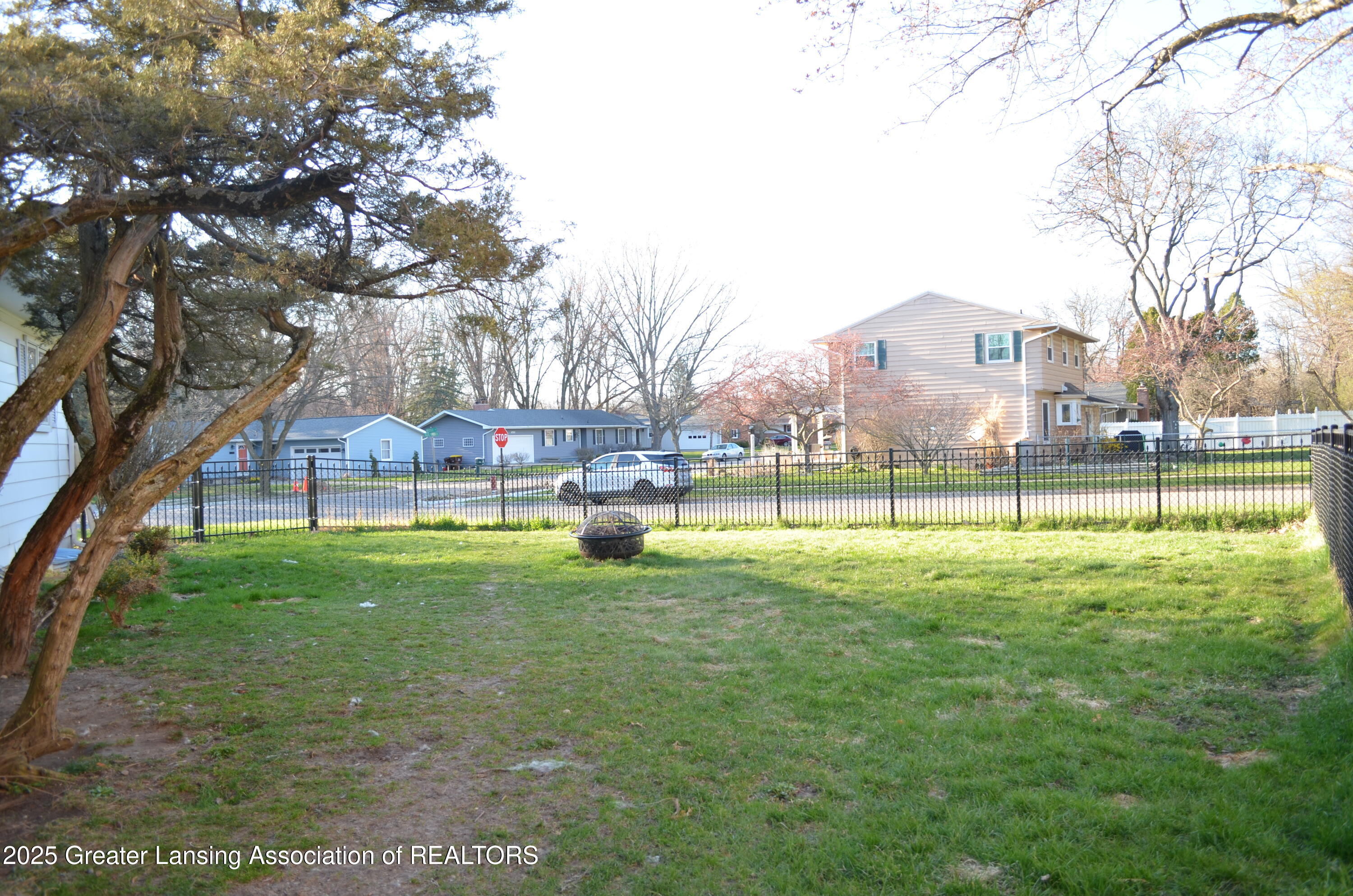 East Lansing, Michigan 48823, United States, 3 Bedrooms Bedrooms, ,2 BathroomsBathrooms,Residential,Pending,111960