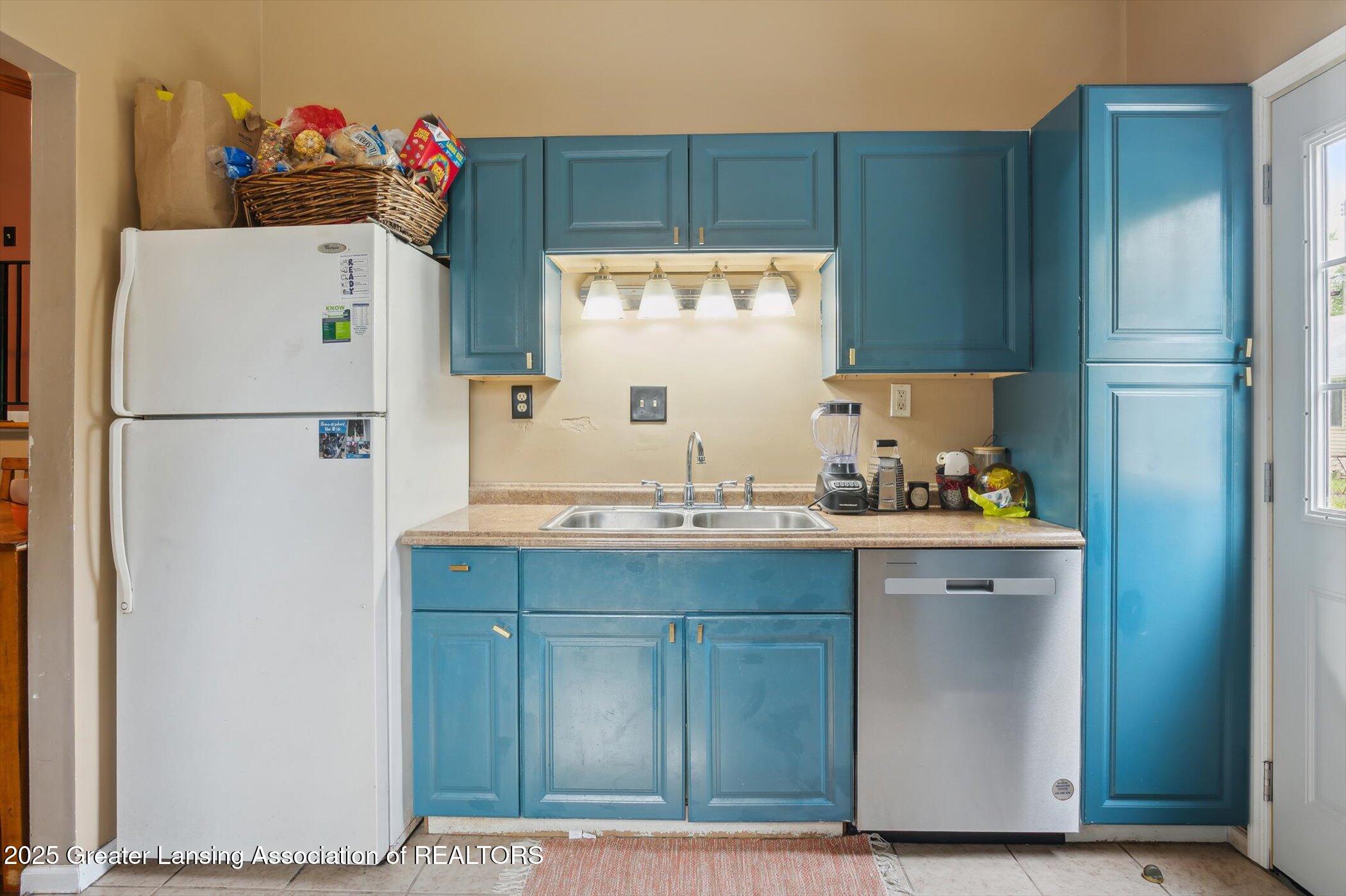 Lansing, Michigan 48910, United States, 3 Bedrooms Bedrooms, ,1 BathroomBathrooms,Residential,Pending,139737