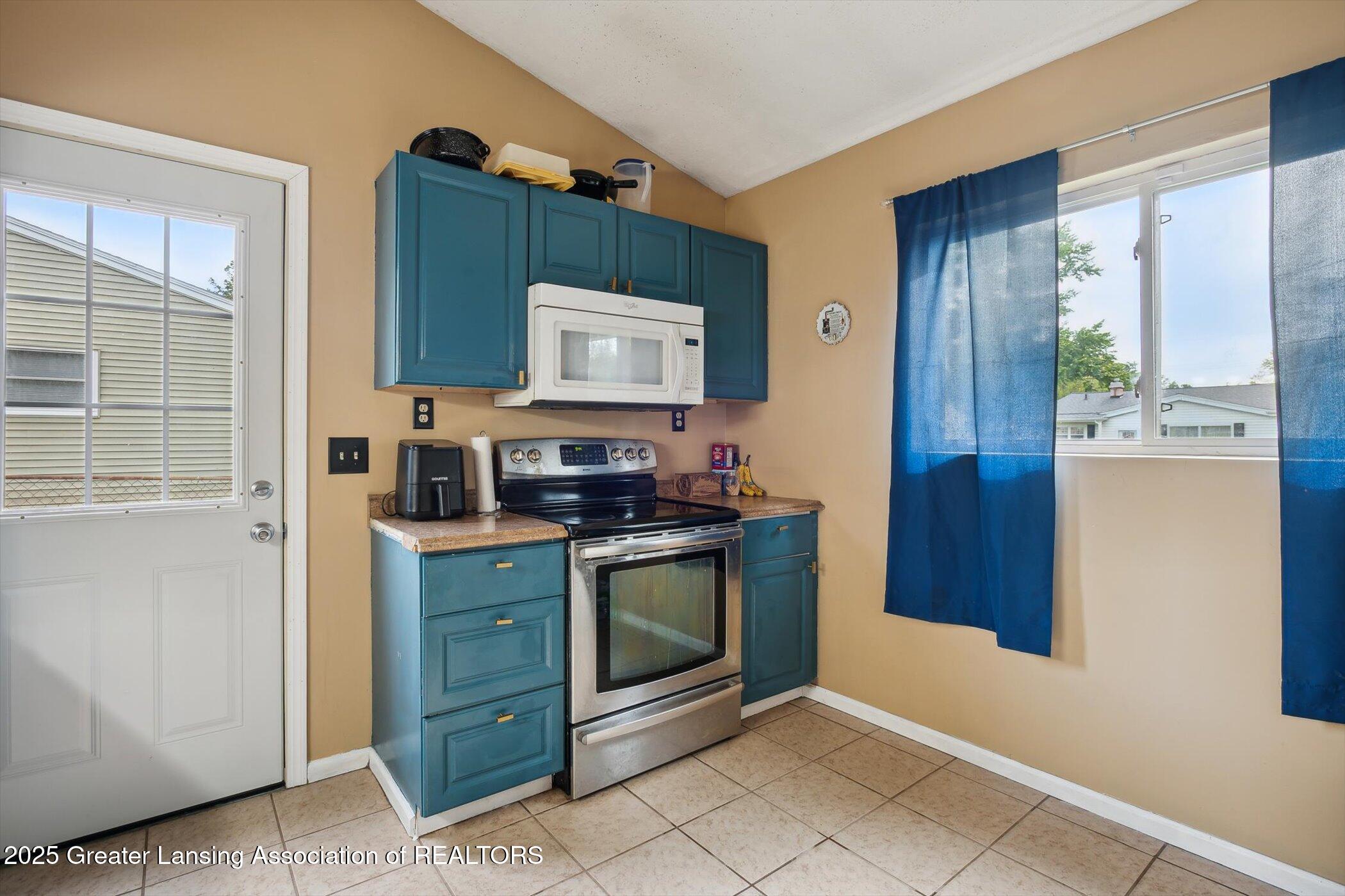 Lansing, Michigan 48910, United States, 3 Bedrooms Bedrooms, ,1 BathroomBathrooms,Residential,Pending,139737