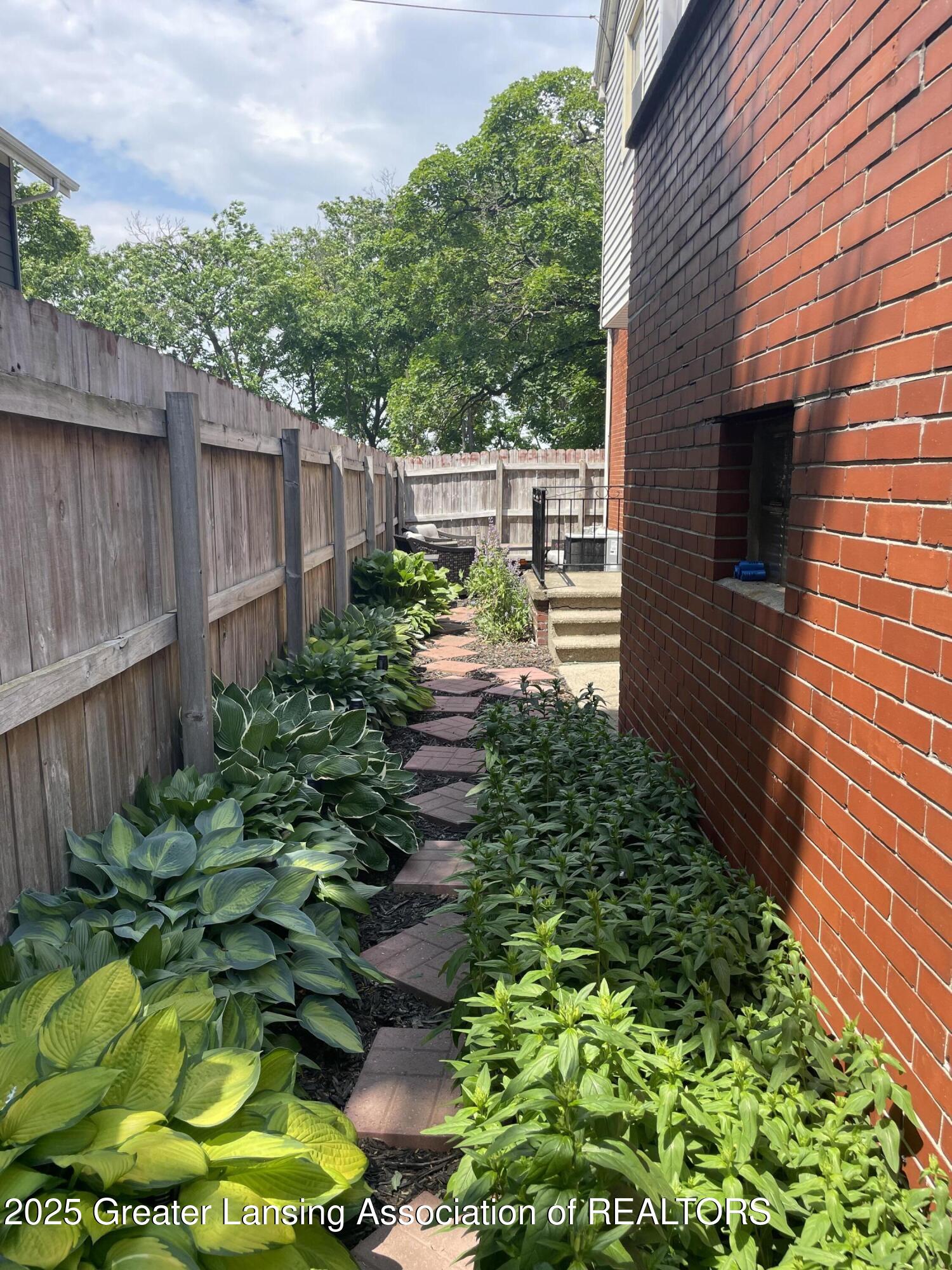 Lansing, Michigan 48910, United States, 3 Bedrooms Bedrooms, ,2 BathroomsBathrooms,Residential,Pending,151094