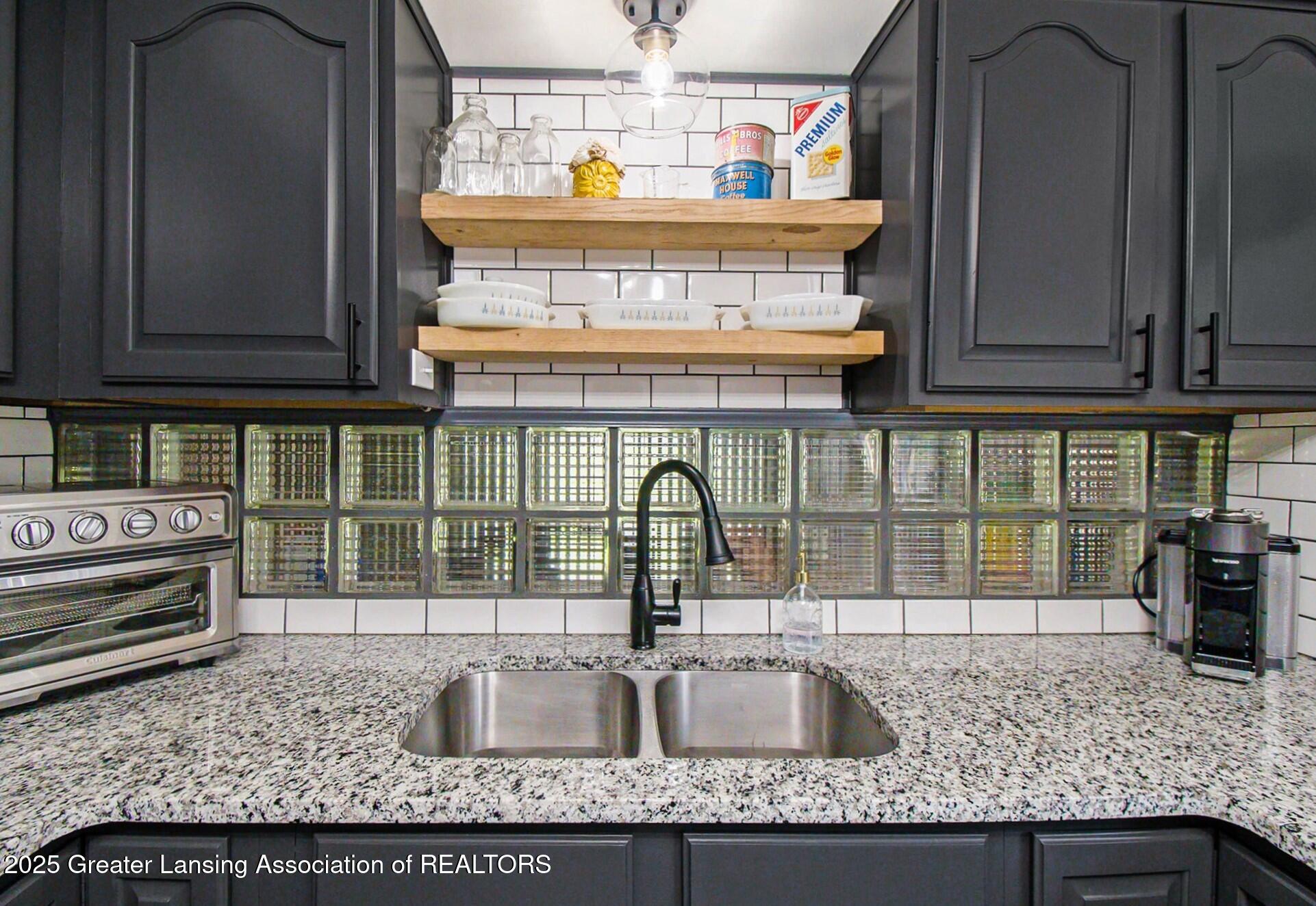 Lansing, Michigan 48910, United States, 3 Bedrooms Bedrooms, ,2 BathroomsBathrooms,Residential,Pending,151094