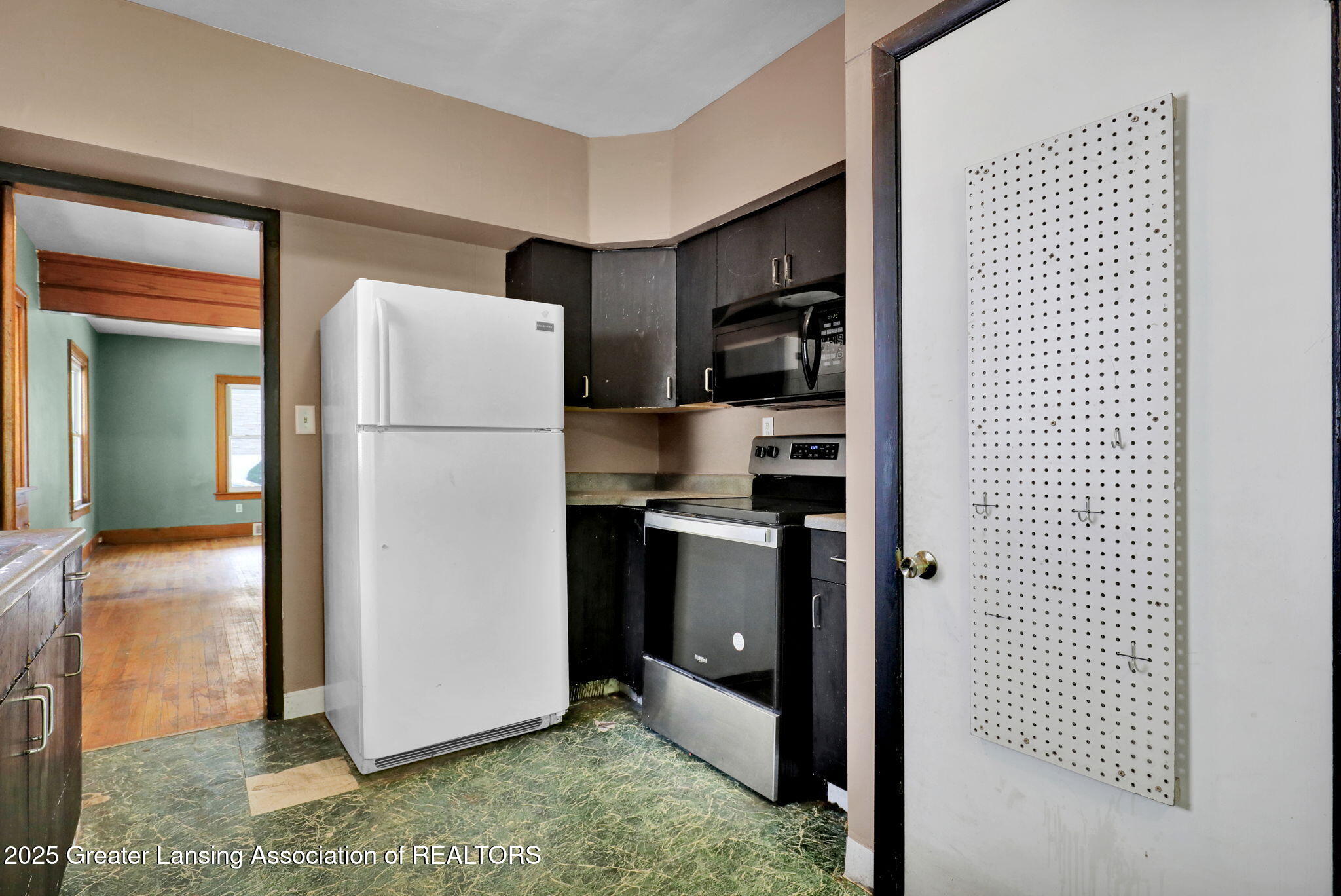 Lansing, Michigan 48910, United States, 3 Bedrooms Bedrooms, ,1 BathroomBathrooms,Residential,Active,194265