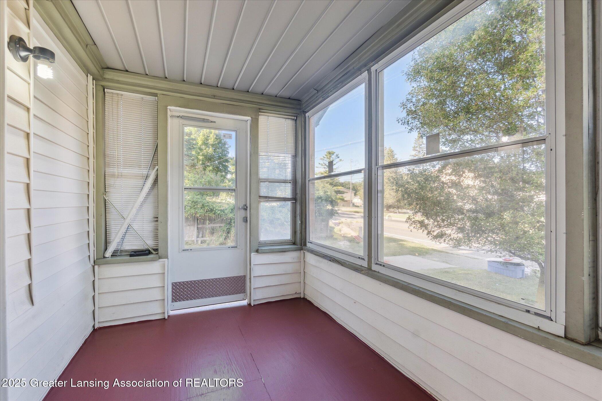 Lansing, Michigan 48910, United States, 3 Bedrooms Bedrooms, ,1 BathroomBathrooms,Residential,Pending,198363