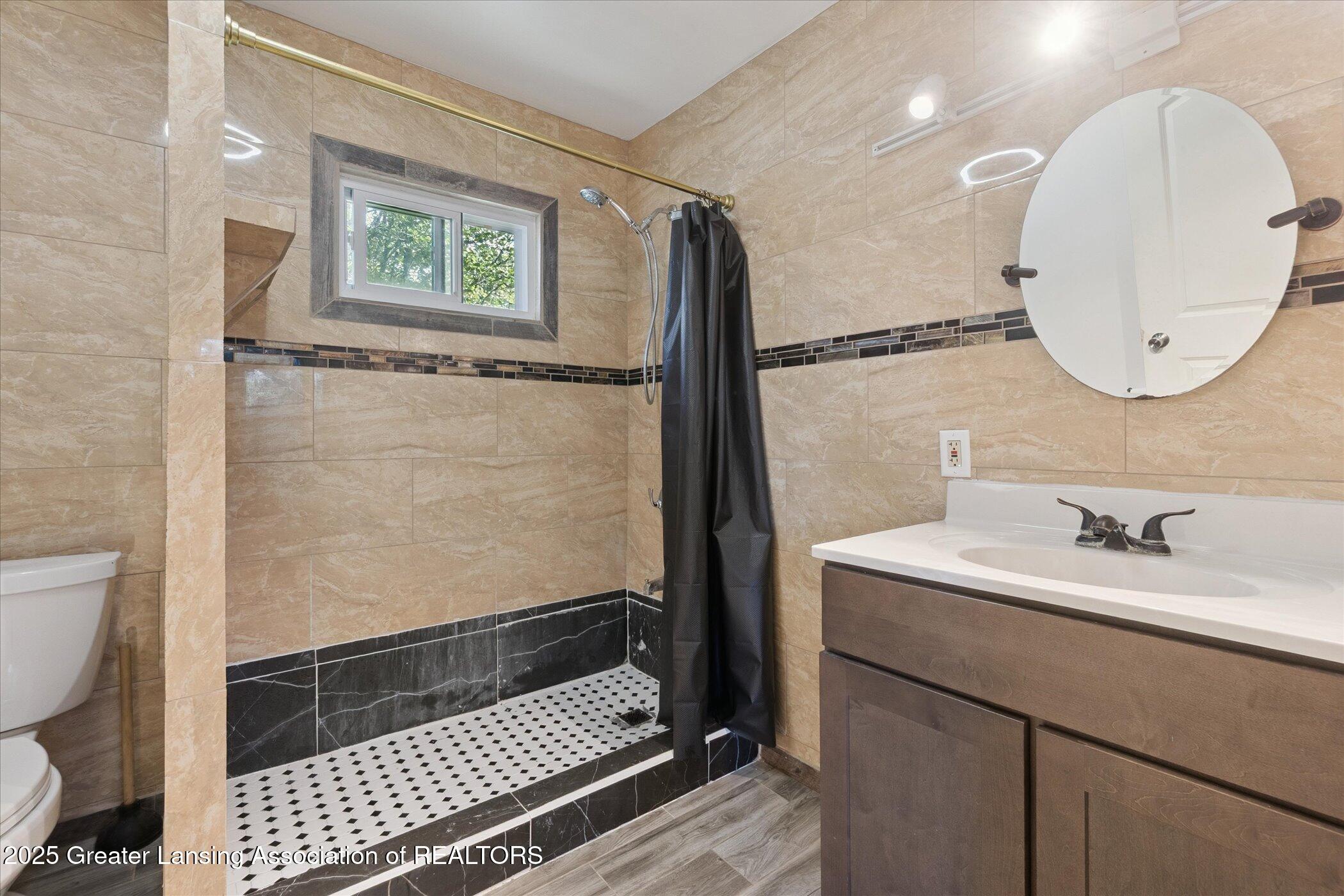 Lansing, Michigan 48910, United States, 3 Bedrooms Bedrooms, ,1 BathroomBathrooms,Residential,Pending,198363