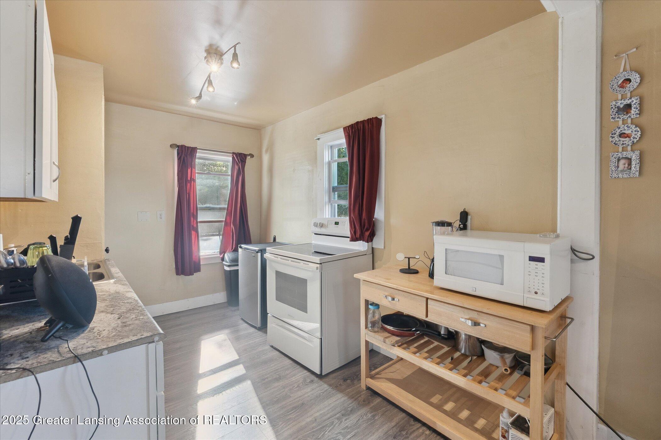 Lansing, Michigan 48910, United States, 3 Bedrooms Bedrooms, ,1 BathroomBathrooms,Residential,Pending,198363