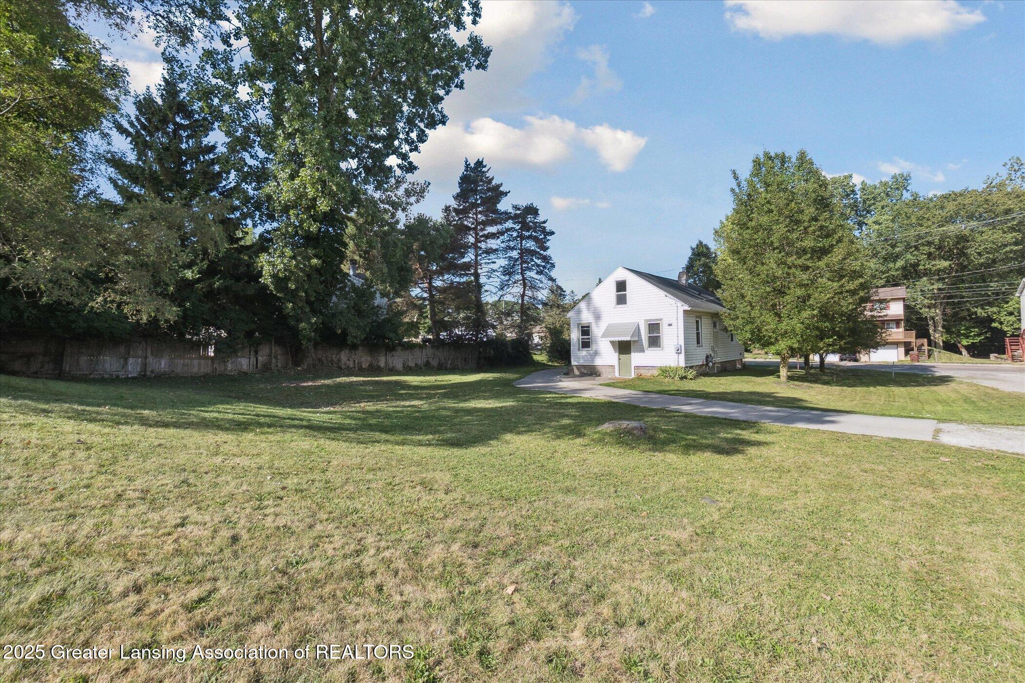 Lansing, Michigan 48910, United States, 3 Bedrooms Bedrooms, ,1 BathroomBathrooms,Residential,Pending,198363