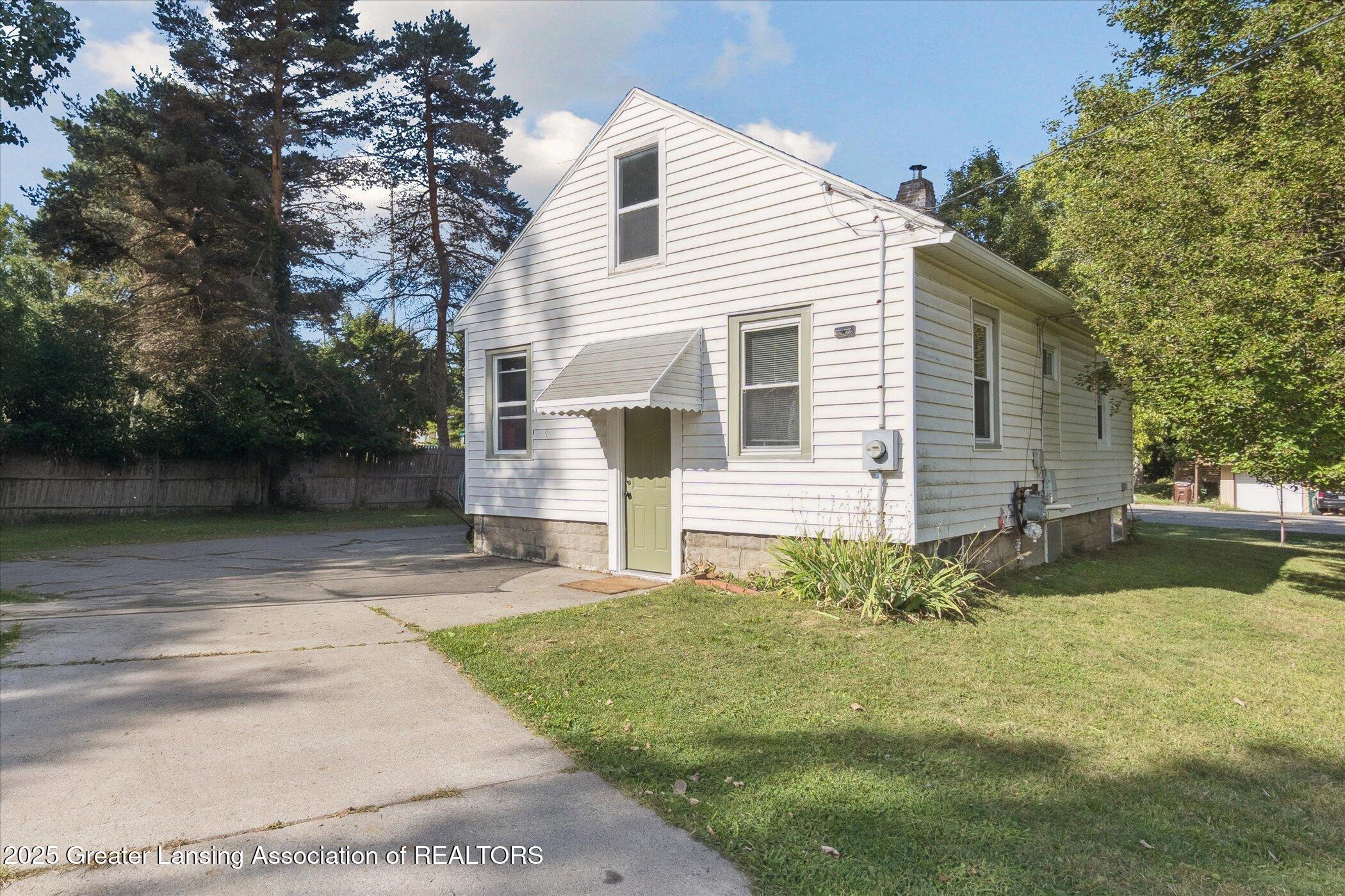 Lansing, Michigan 48910, United States, 3 Bedrooms Bedrooms, ,1 BathroomBathrooms,Residential,Pending,198363