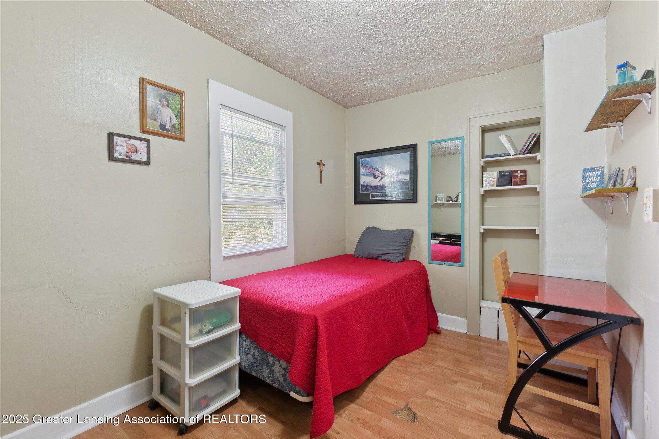 Lansing, Michigan 48910, United States, 3 Bedrooms Bedrooms, ,1 BathroomBathrooms,Residential,Pending,198363