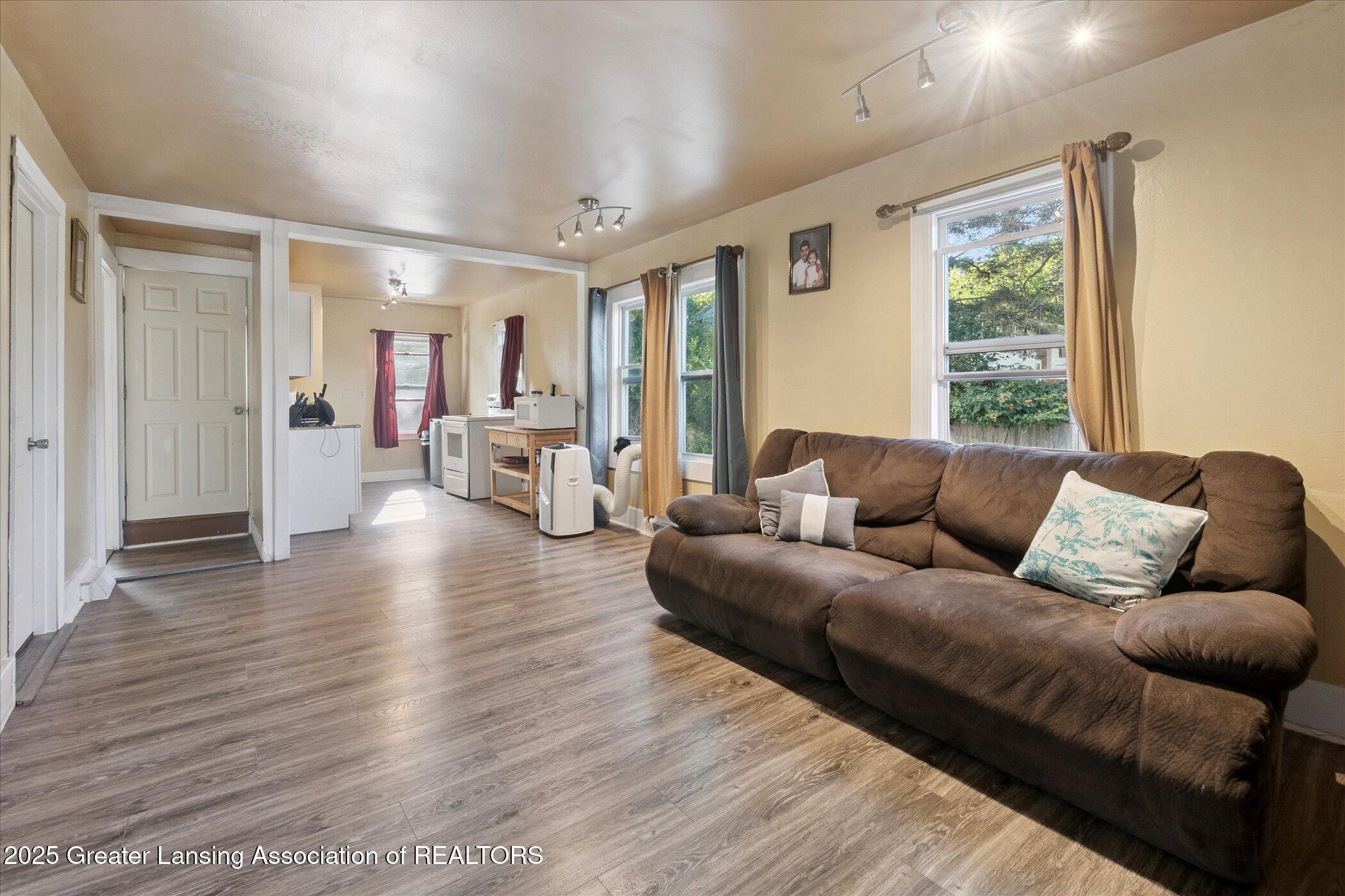 Lansing, Michigan 48910, United States, 3 Bedrooms Bedrooms, ,1 BathroomBathrooms,Residential,Pending,198363