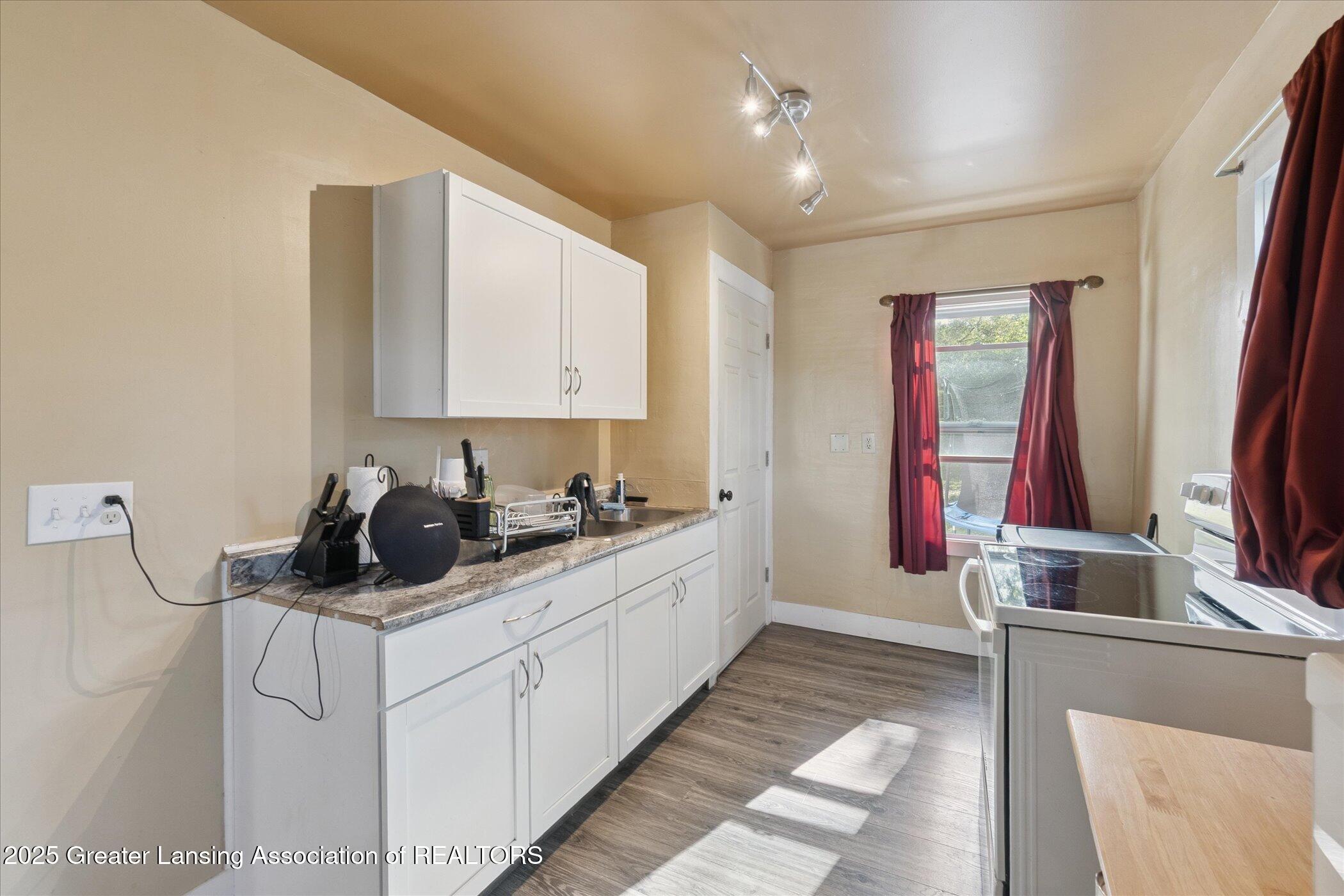 Lansing, Michigan 48910, United States, 3 Bedrooms Bedrooms, ,1 BathroomBathrooms,Residential,Pending,198363