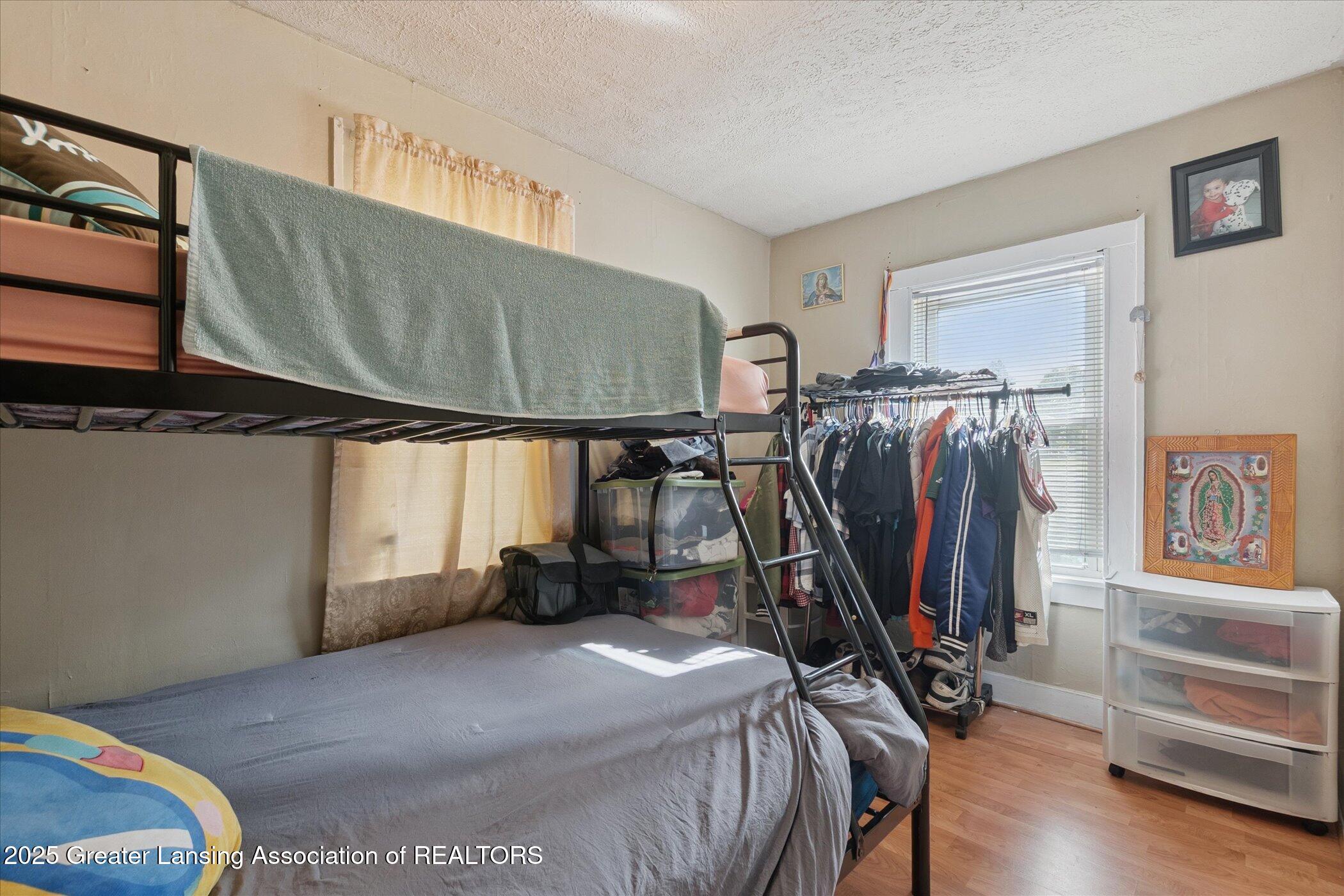 Lansing, Michigan 48910, United States, 3 Bedrooms Bedrooms, ,1 BathroomBathrooms,Residential,Pending,198363