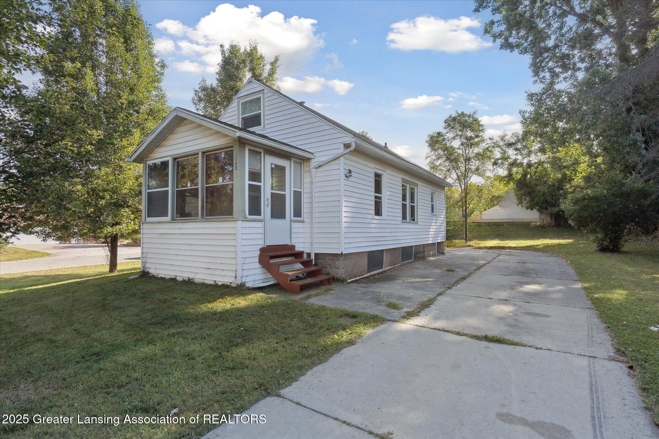 Lansing, Michigan 48910, United States, 3 Bedrooms Bedrooms, ,1 BathroomBathrooms,Residential,Pending,198363