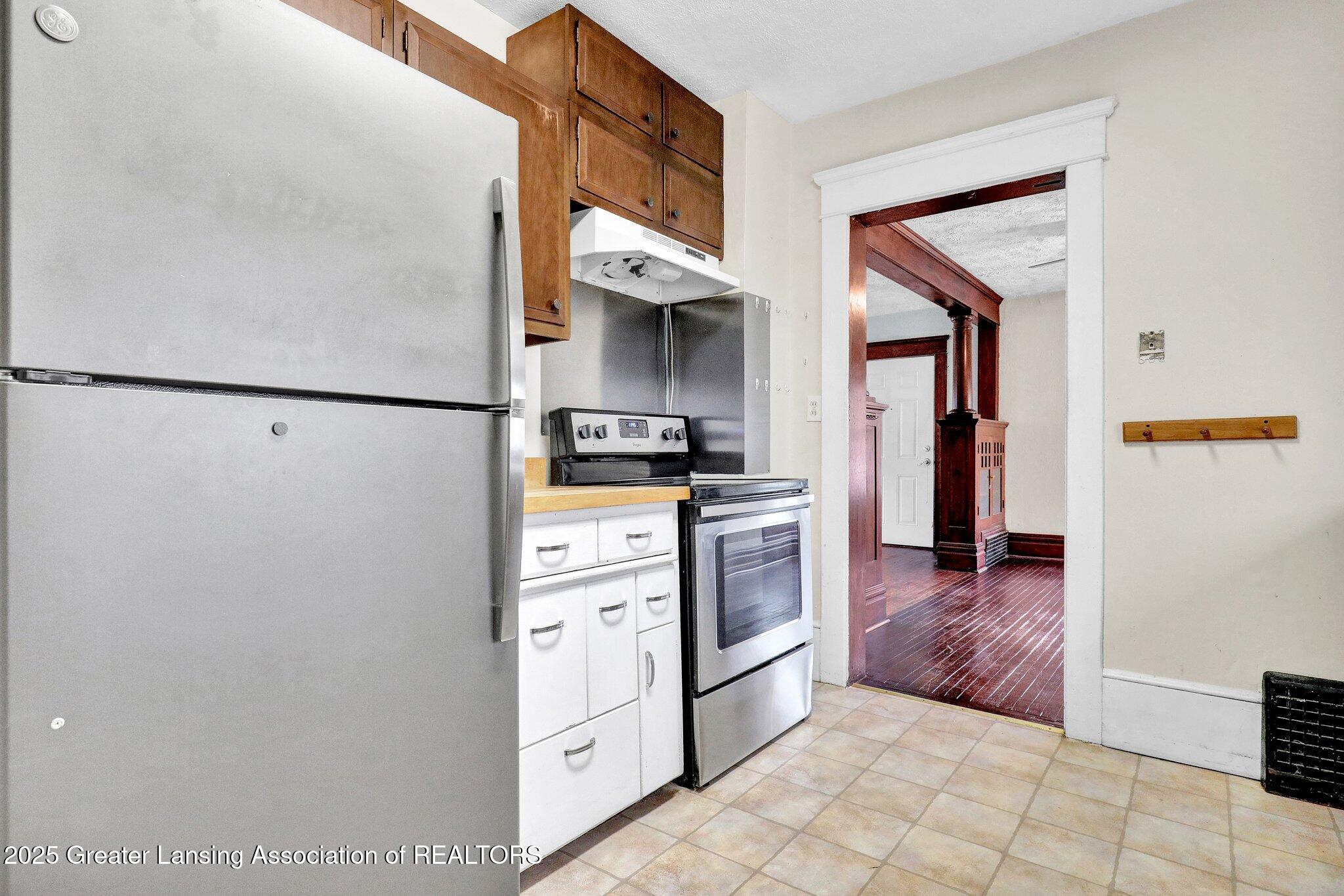 Lansing, Michigan 48906, United States, 4 Bedrooms Bedrooms, ,2 BathroomsBathrooms,Residential,Pending,124720