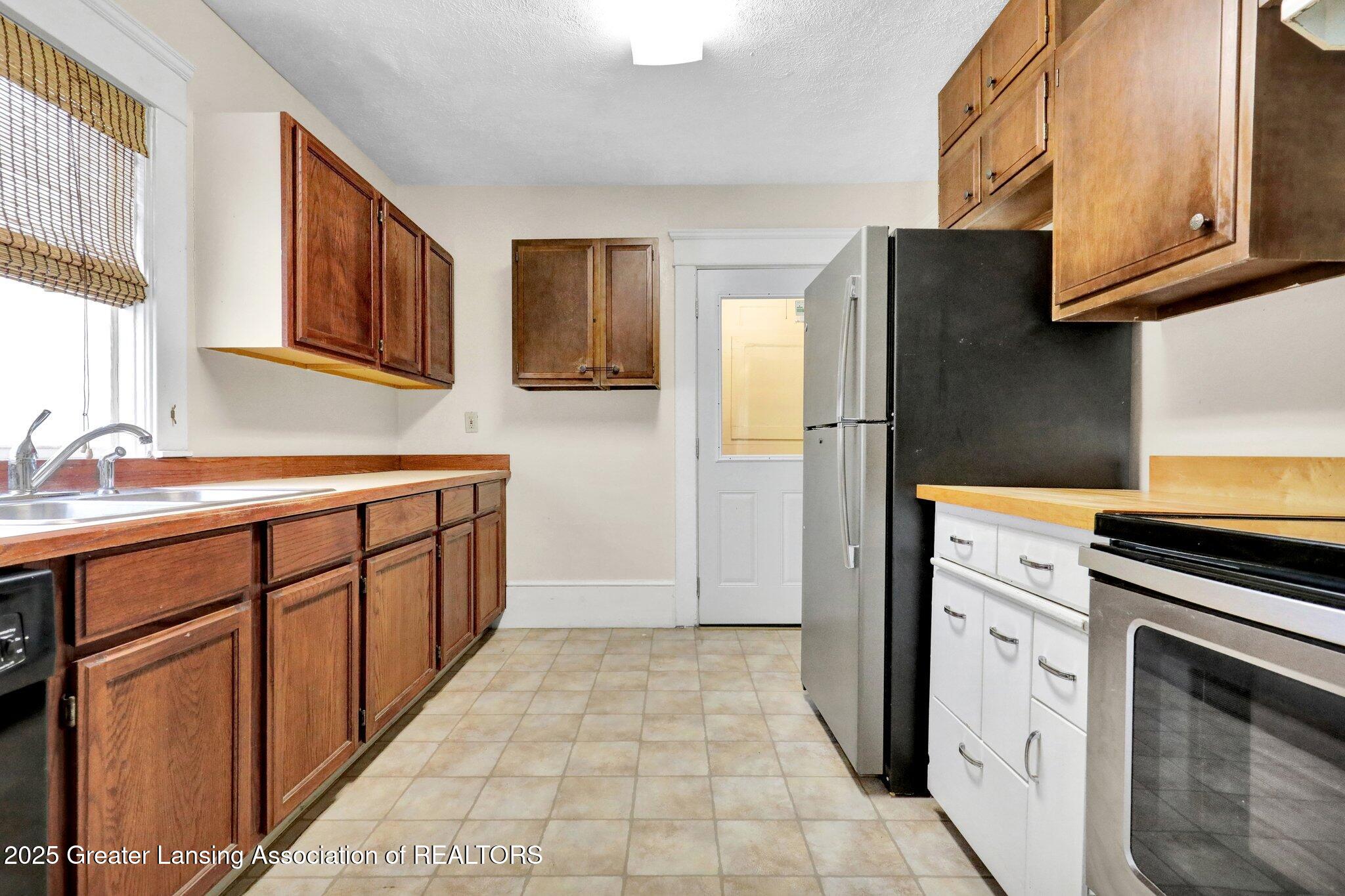 Lansing, Michigan 48906, United States, 4 Bedrooms Bedrooms, ,2 BathroomsBathrooms,Residential,Pending,124720