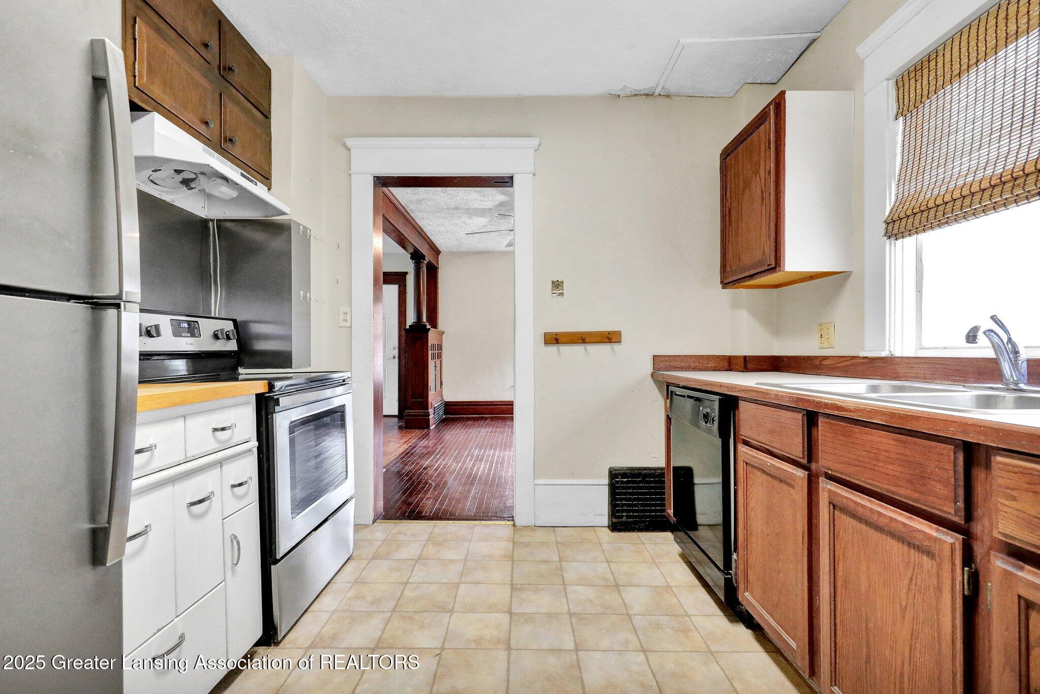 Lansing, Michigan 48906, United States, 4 Bedrooms Bedrooms, ,2 BathroomsBathrooms,Residential,Pending,124720