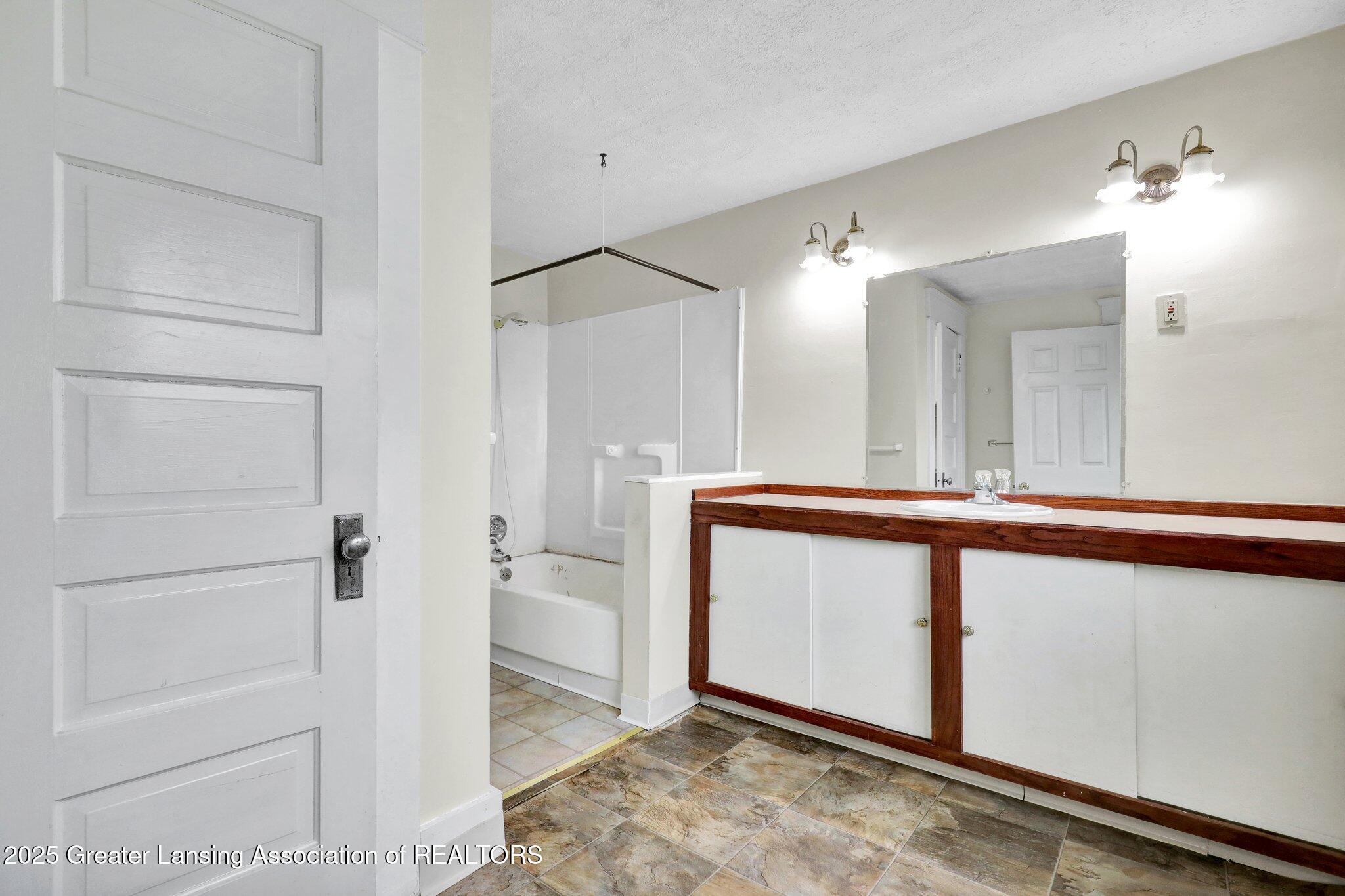 Lansing, Michigan 48906, United States, 4 Bedrooms Bedrooms, ,2 BathroomsBathrooms,Residential,Pending,124720