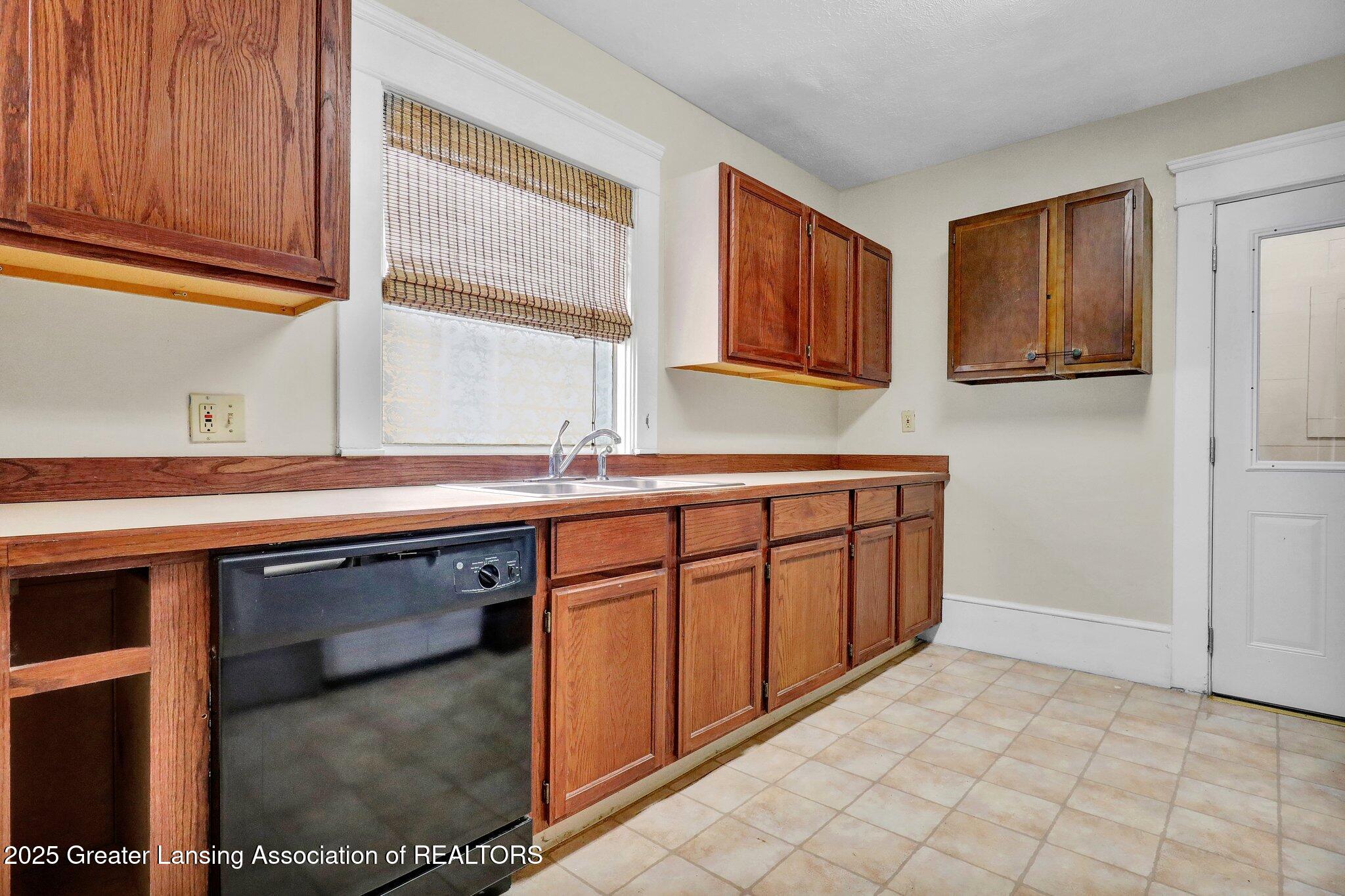 Lansing, Michigan 48906, United States, 4 Bedrooms Bedrooms, ,2 BathroomsBathrooms,Residential,Pending,124720