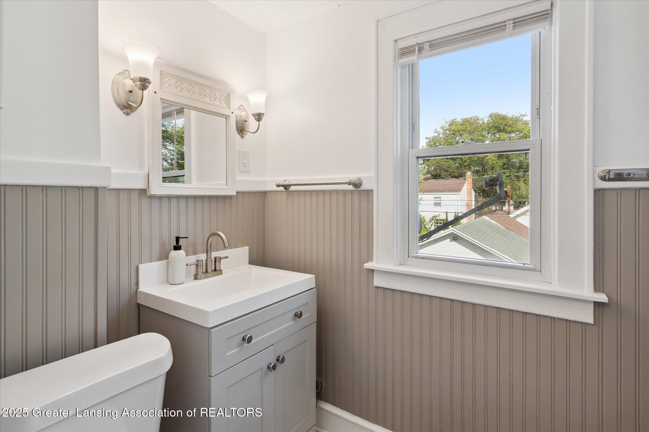 Lansing, Michigan 48915, United States, 2 Bedrooms Bedrooms, ,1 BathroomBathrooms,Residential,Active,205027