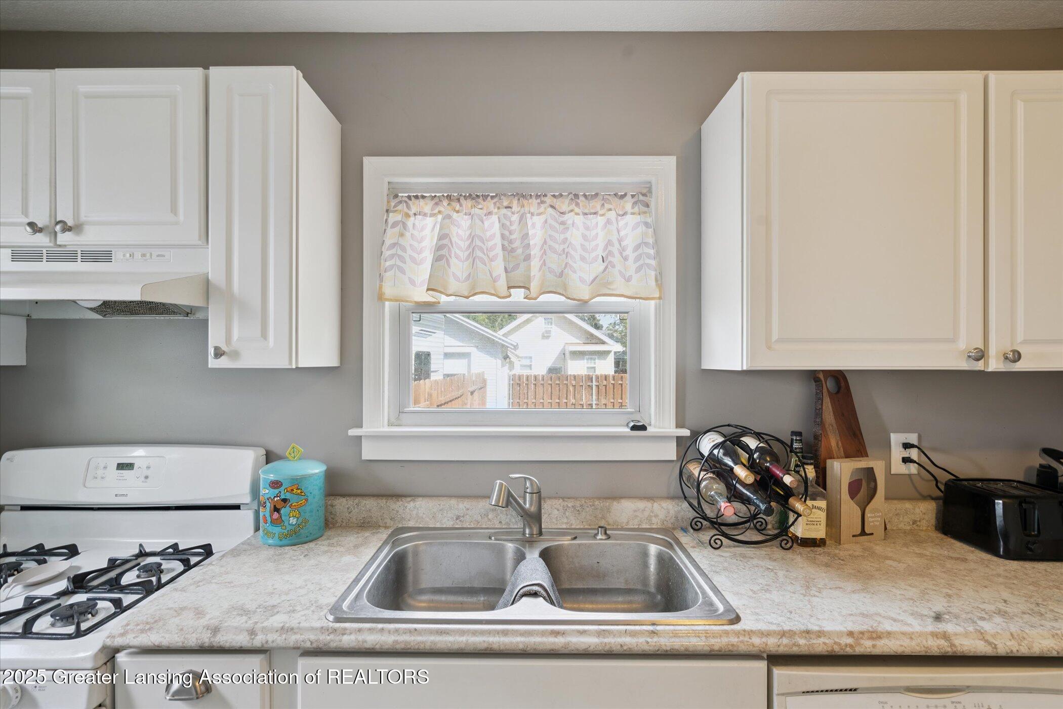 Lansing, Michigan 48915, United States, 2 Bedrooms Bedrooms, ,1 BathroomBathrooms,Residential,Active,205027