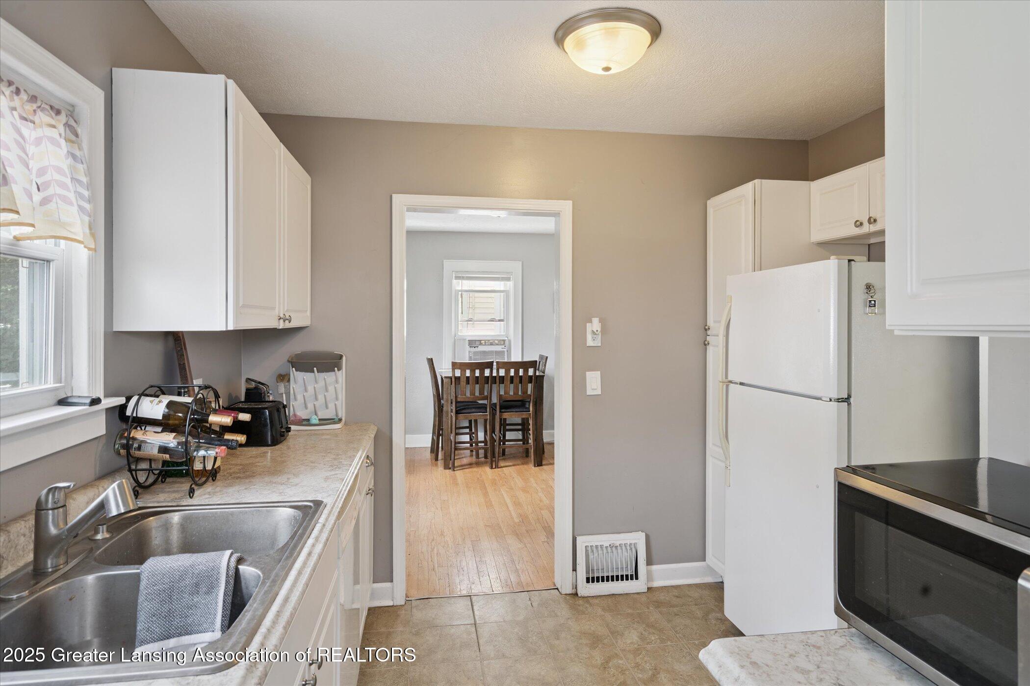 Lansing, Michigan 48915, United States, 2 Bedrooms Bedrooms, ,1 BathroomBathrooms,Residential,Active,205027