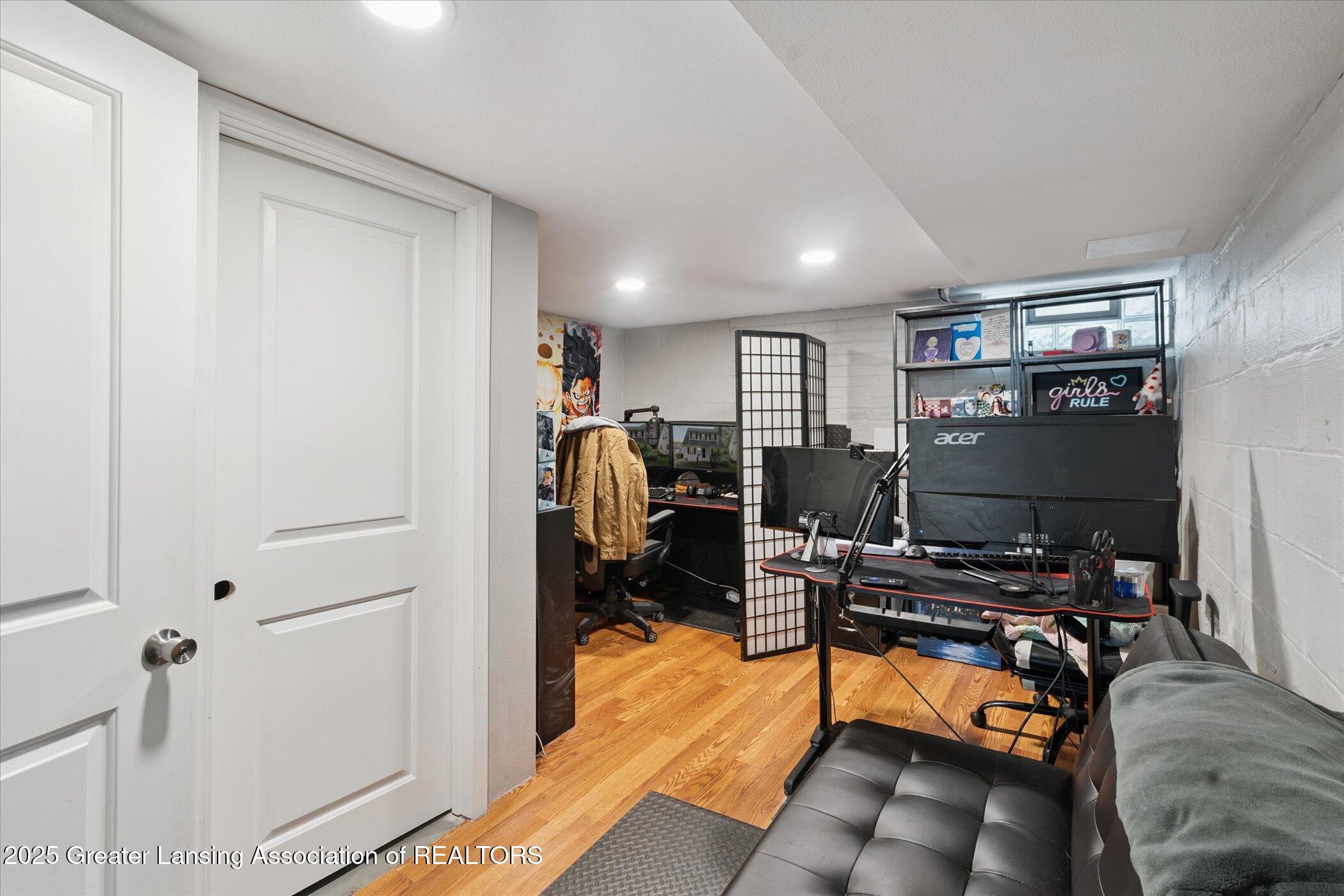 Lansing, Michigan 48915, United States, 2 Bedrooms Bedrooms, ,1 BathroomBathrooms,Residential,Active,205027