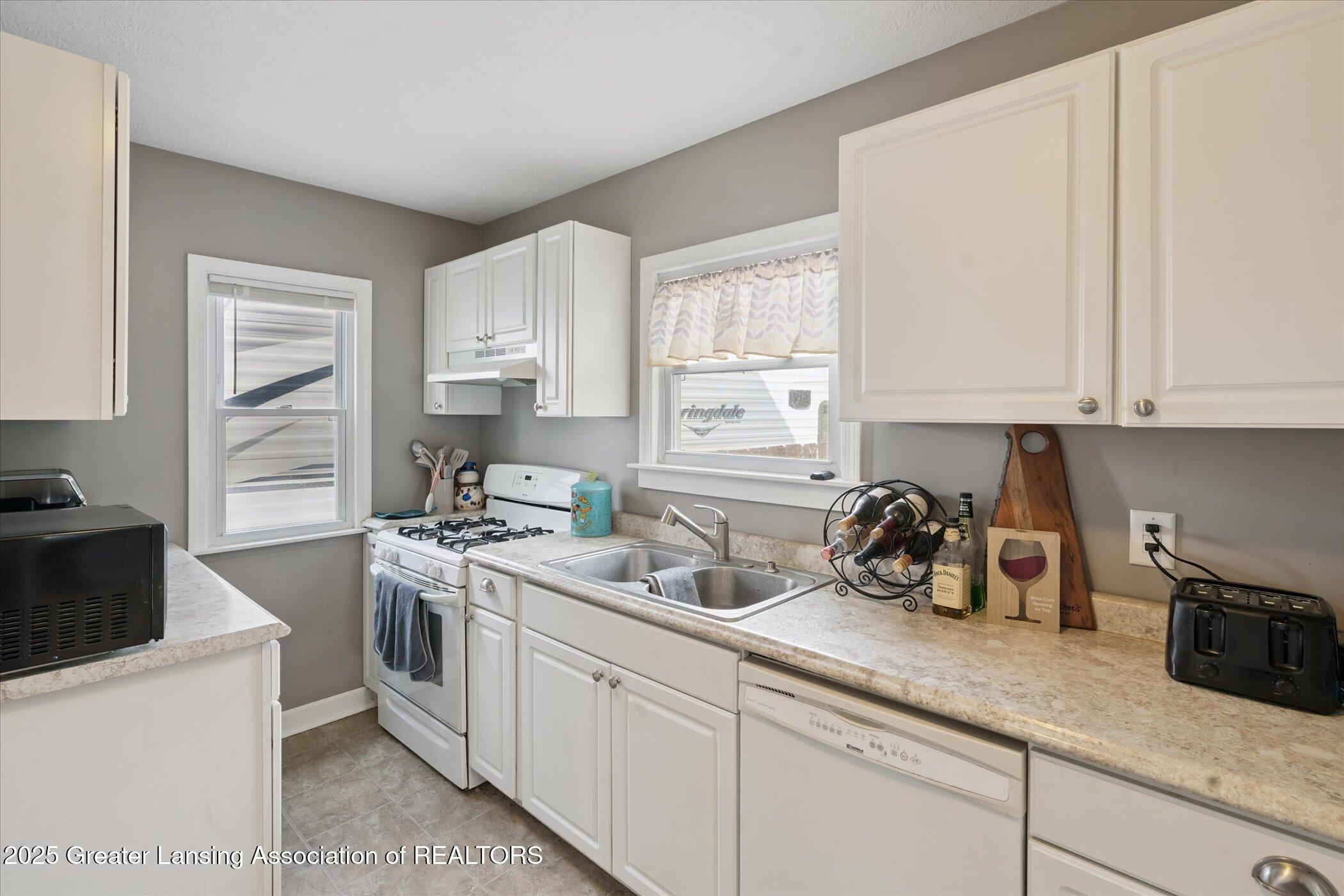 Lansing, Michigan 48915, United States, 2 Bedrooms Bedrooms, ,1 BathroomBathrooms,Residential,Active,205027