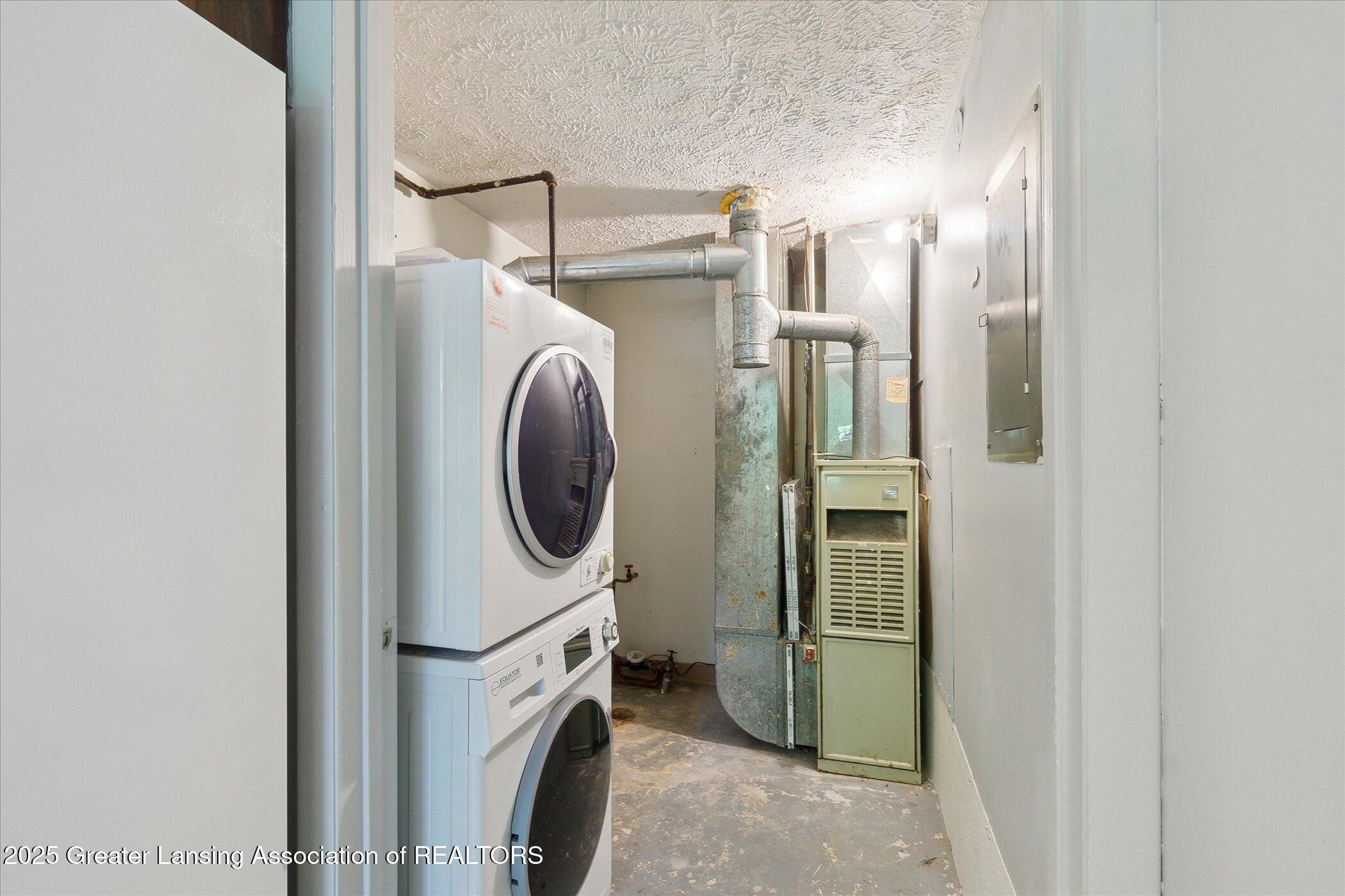 Lansing, Michigan 48910, United States, 2 Bedrooms Bedrooms, ,1 BathroomBathrooms,Residential,Pending,138400