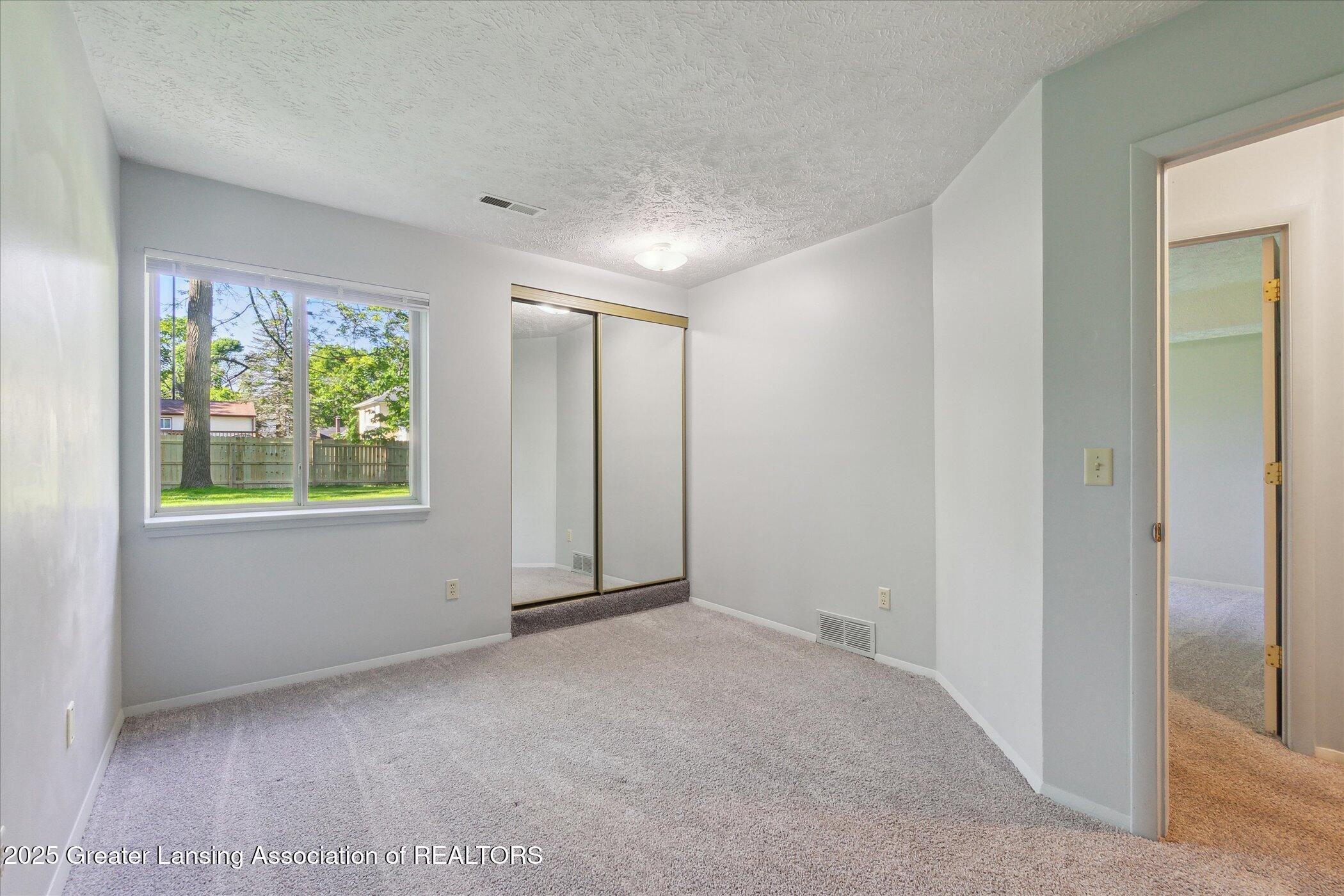 Lansing, Michigan 48910, United States, 2 Bedrooms Bedrooms, ,1 BathroomBathrooms,Residential,Pending,138400