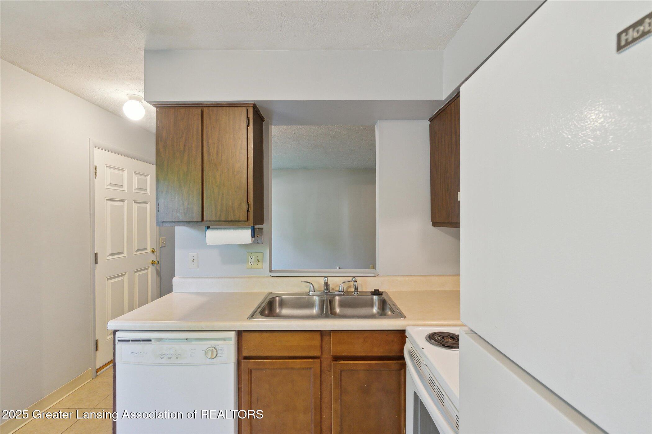 Lansing, Michigan 48910, United States, 2 Bedrooms Bedrooms, ,1 BathroomBathrooms,Residential,Pending,138400