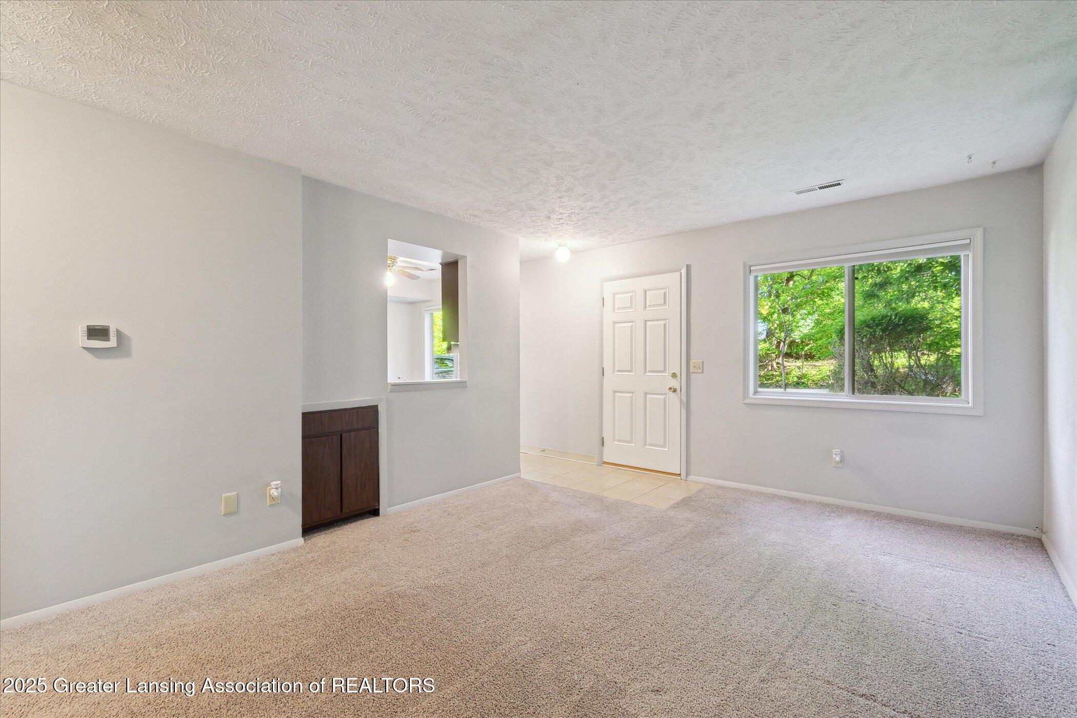 Lansing, Michigan 48910, United States, 2 Bedrooms Bedrooms, ,1 BathroomBathrooms,Residential,Pending,138400