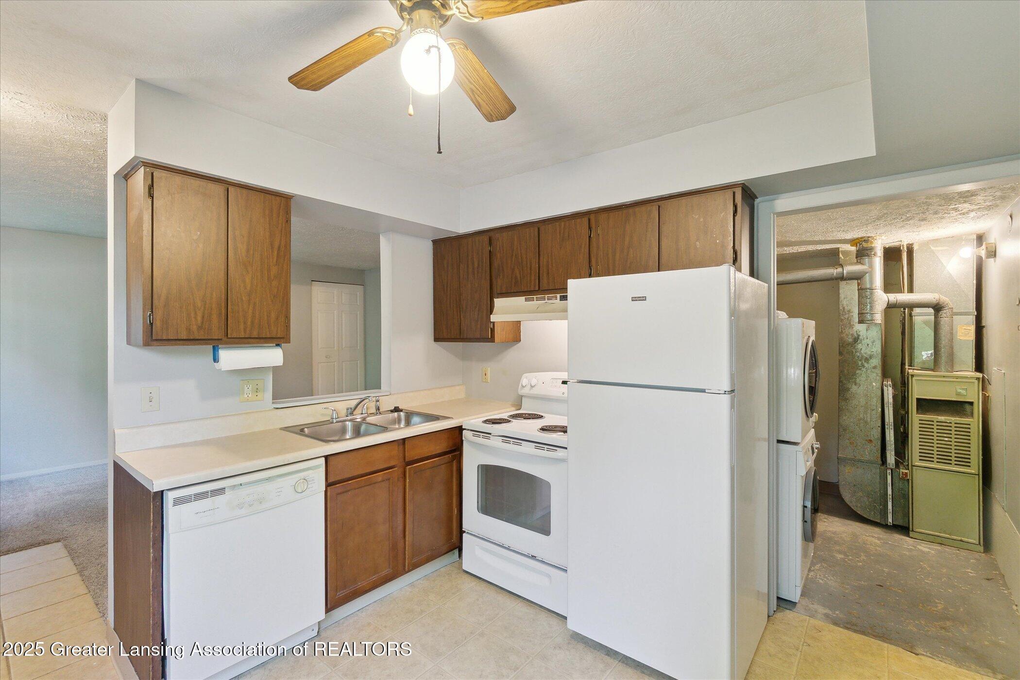 Lansing, Michigan 48910, United States, 2 Bedrooms Bedrooms, ,1 BathroomBathrooms,Residential,Pending,138400