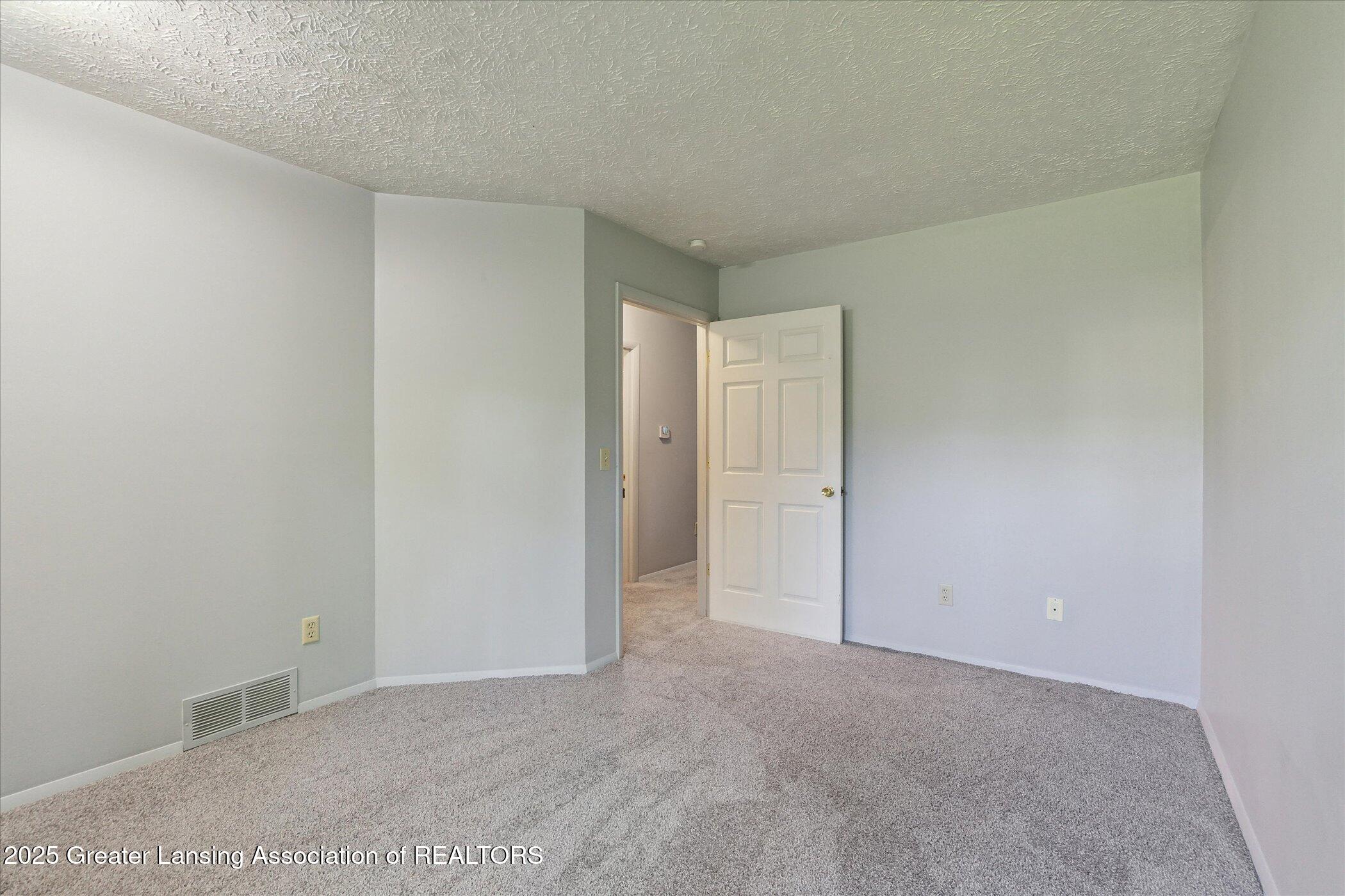 Lansing, Michigan 48910, United States, 2 Bedrooms Bedrooms, ,1 BathroomBathrooms,Residential,Pending,138400