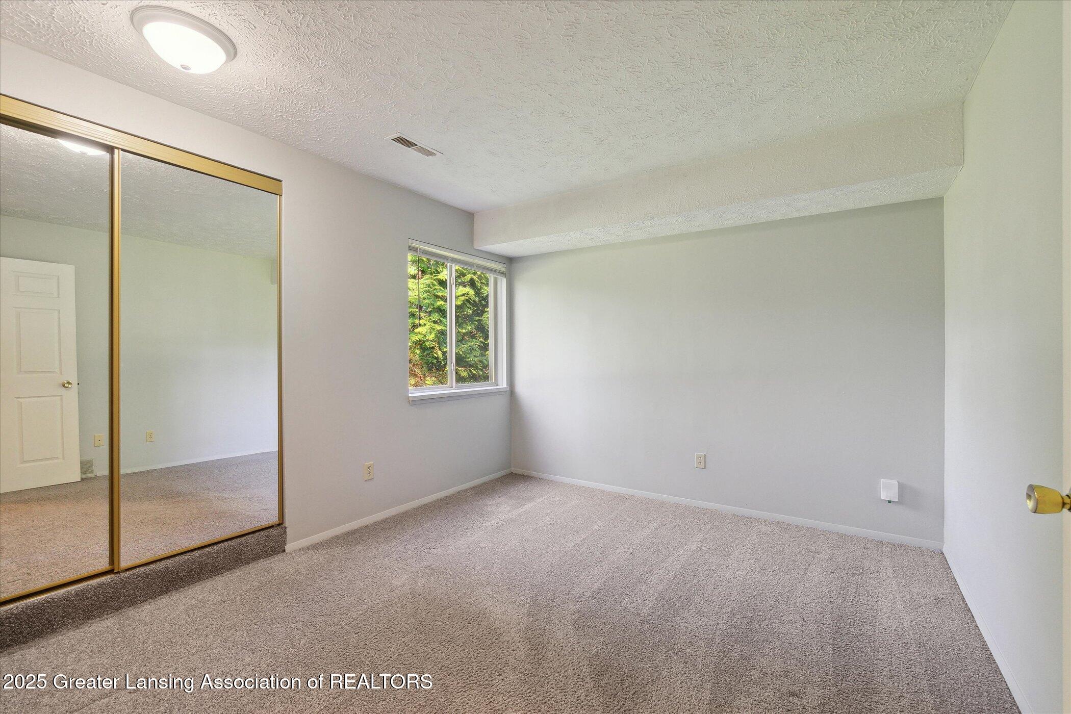 Lansing, Michigan 48910, United States, 2 Bedrooms Bedrooms, ,1 BathroomBathrooms,Residential,Pending,138400