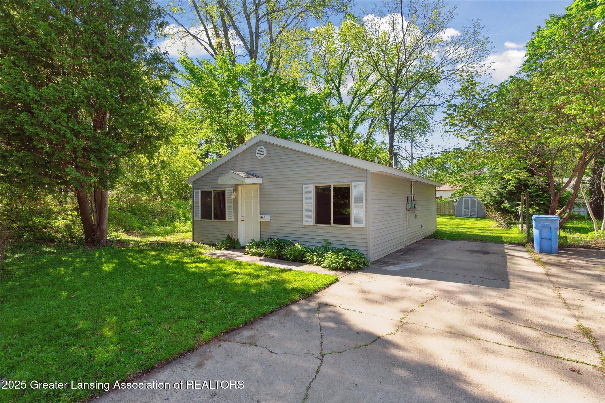 Lansing, Michigan 48910, United States, 2 Bedrooms Bedrooms, ,1 BathroomBathrooms,Residential,Pending,138400