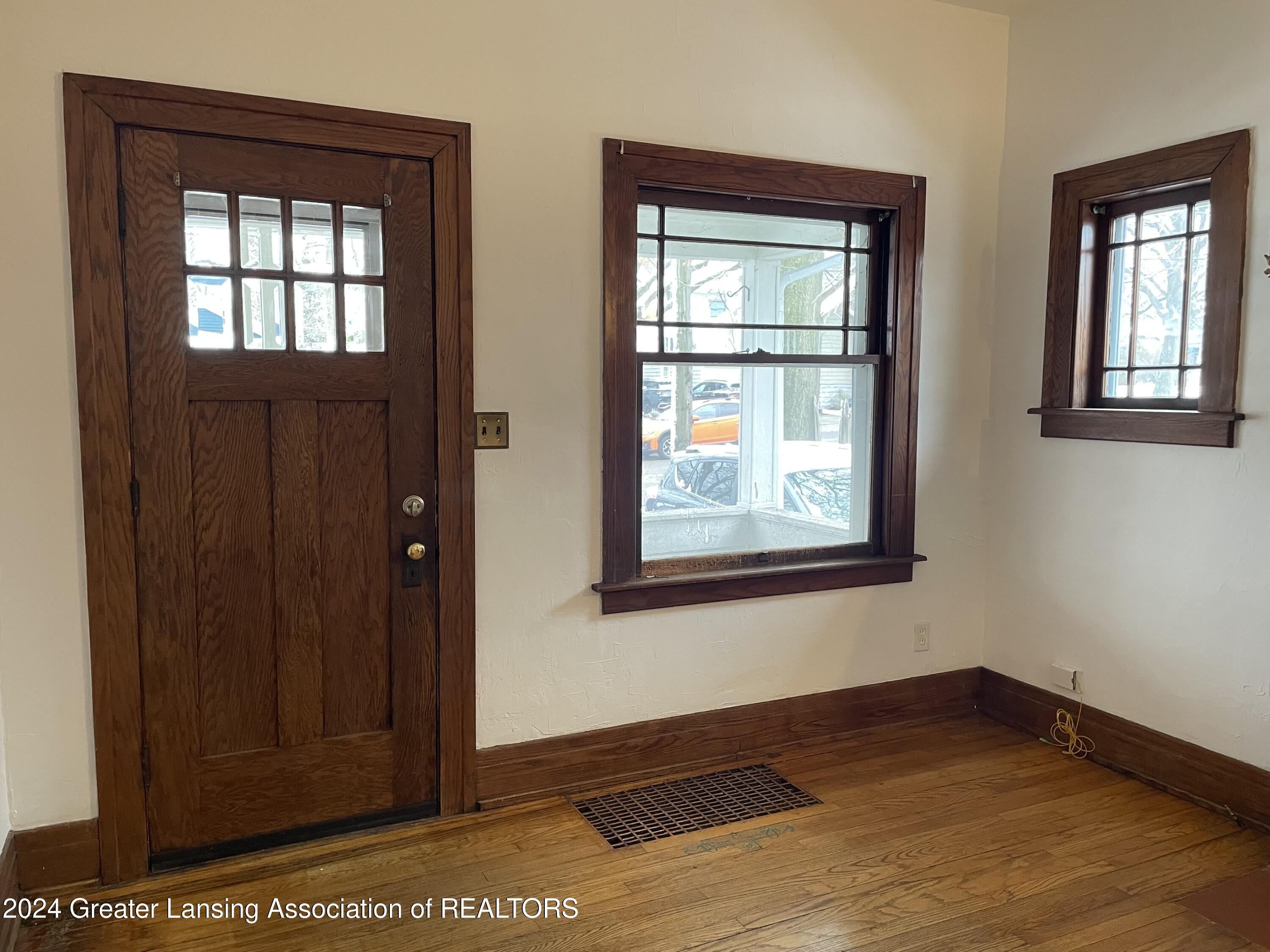 Lansing, Michigan 48910, United States, 2 Bedrooms Bedrooms, ,1 BathroomBathrooms,Residential,Pending,22857