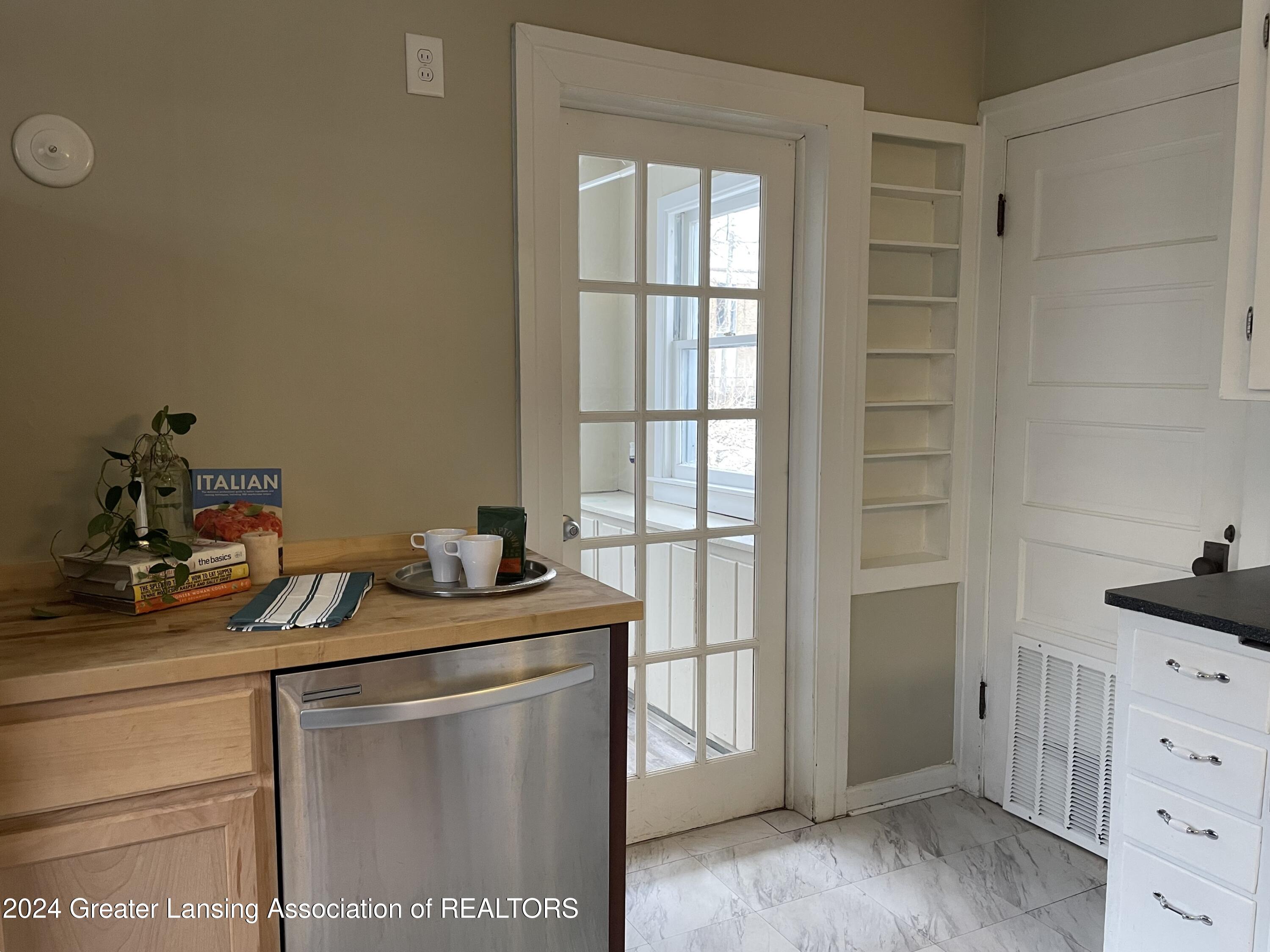 Lansing, Michigan 48910, United States, 2 Bedrooms Bedrooms, ,1 BathroomBathrooms,Residential,Pending,22857