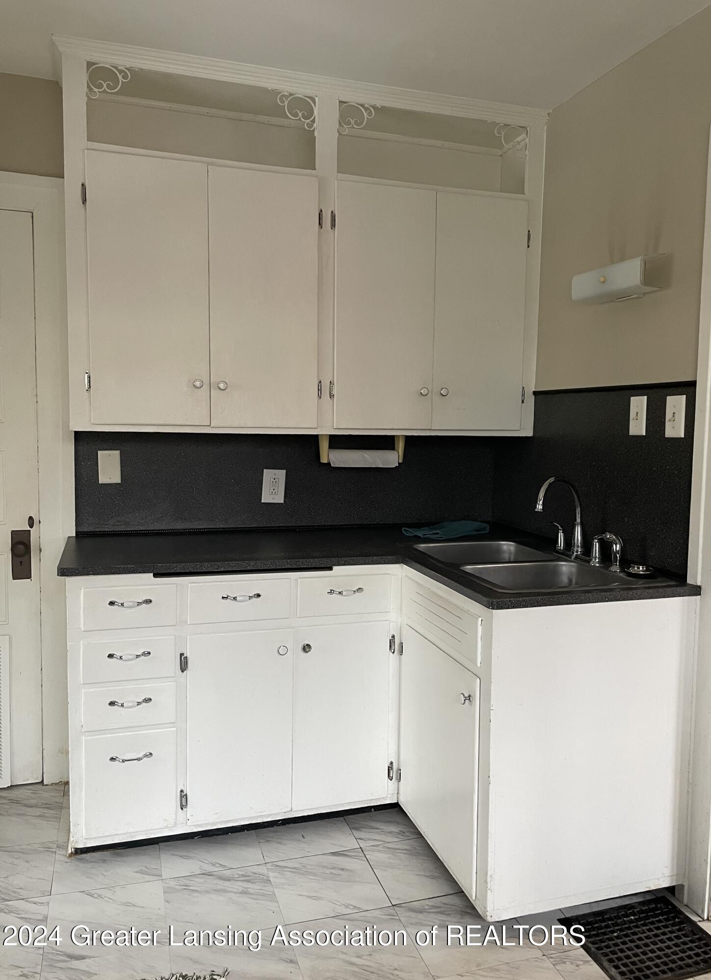 Lansing, Michigan 48910, United States, 2 Bedrooms Bedrooms, ,1 BathroomBathrooms,Residential,Pending,22857