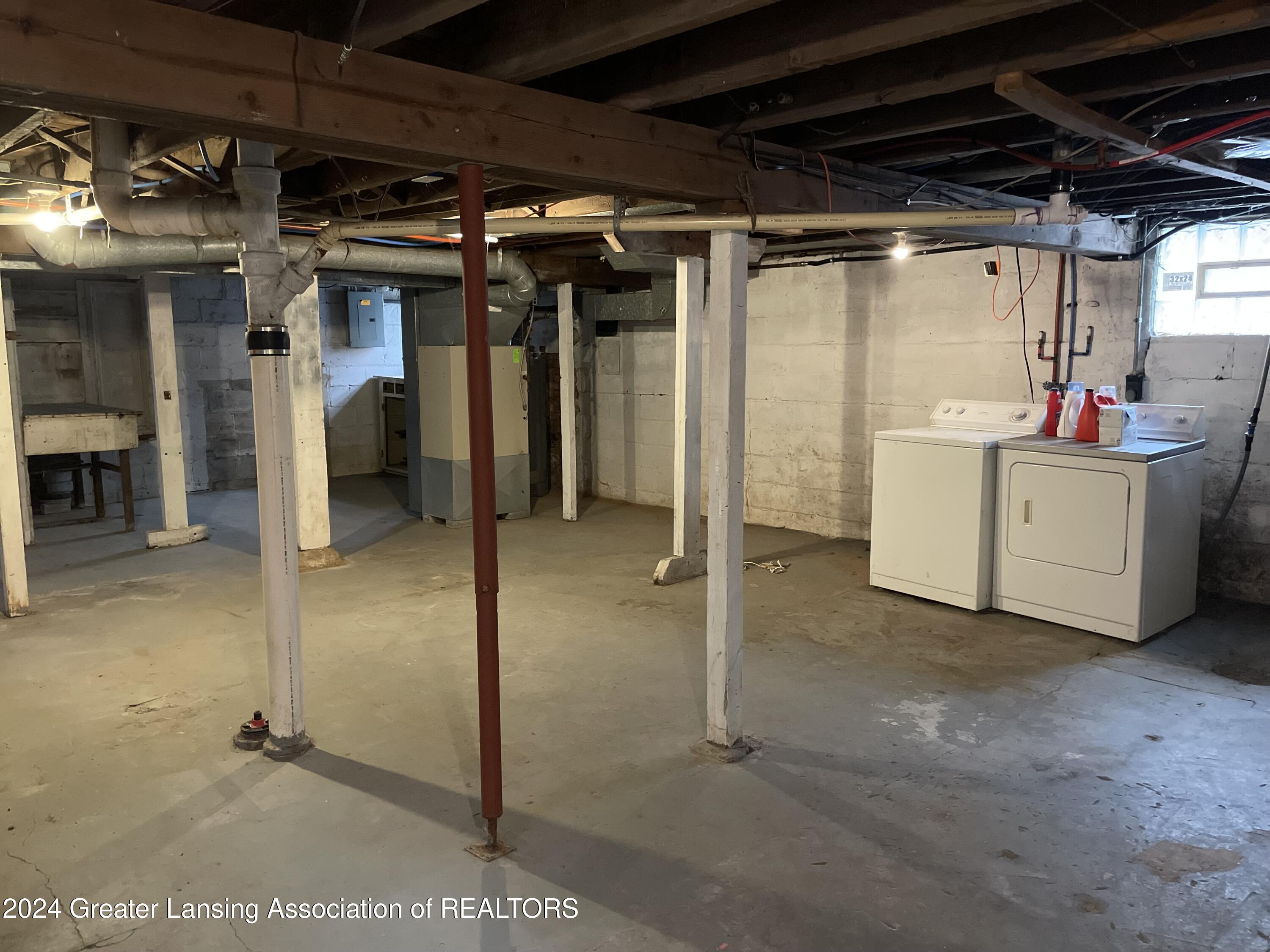 Lansing, Michigan 48910, United States, 2 Bedrooms Bedrooms, ,1 BathroomBathrooms,Residential,Pending,22857