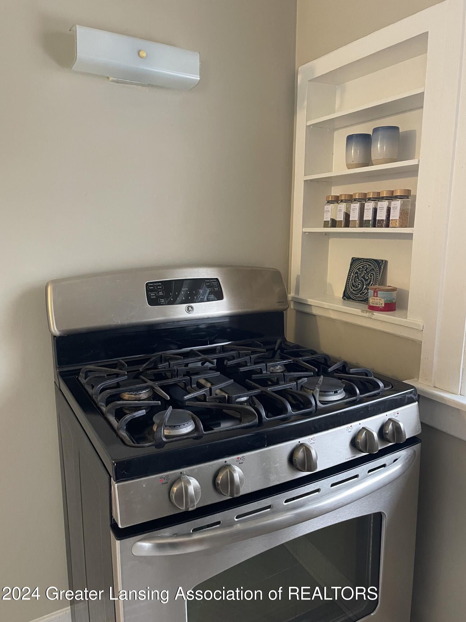 Lansing, Michigan 48910, United States, 2 Bedrooms Bedrooms, ,1 BathroomBathrooms,Residential,Pending,22857