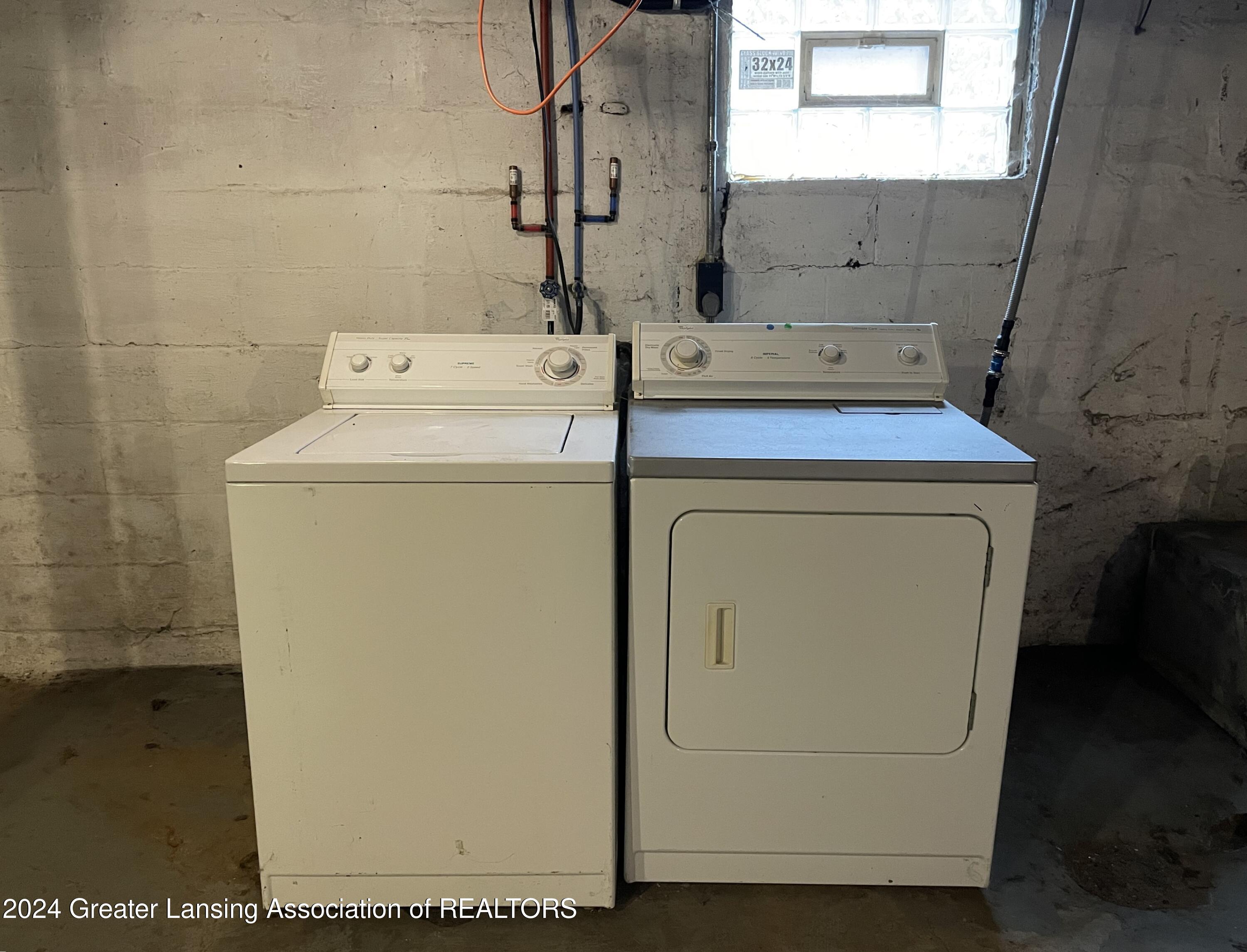 Lansing, Michigan 48910, United States, 2 Bedrooms Bedrooms, ,1 BathroomBathrooms,Residential,Pending,22857