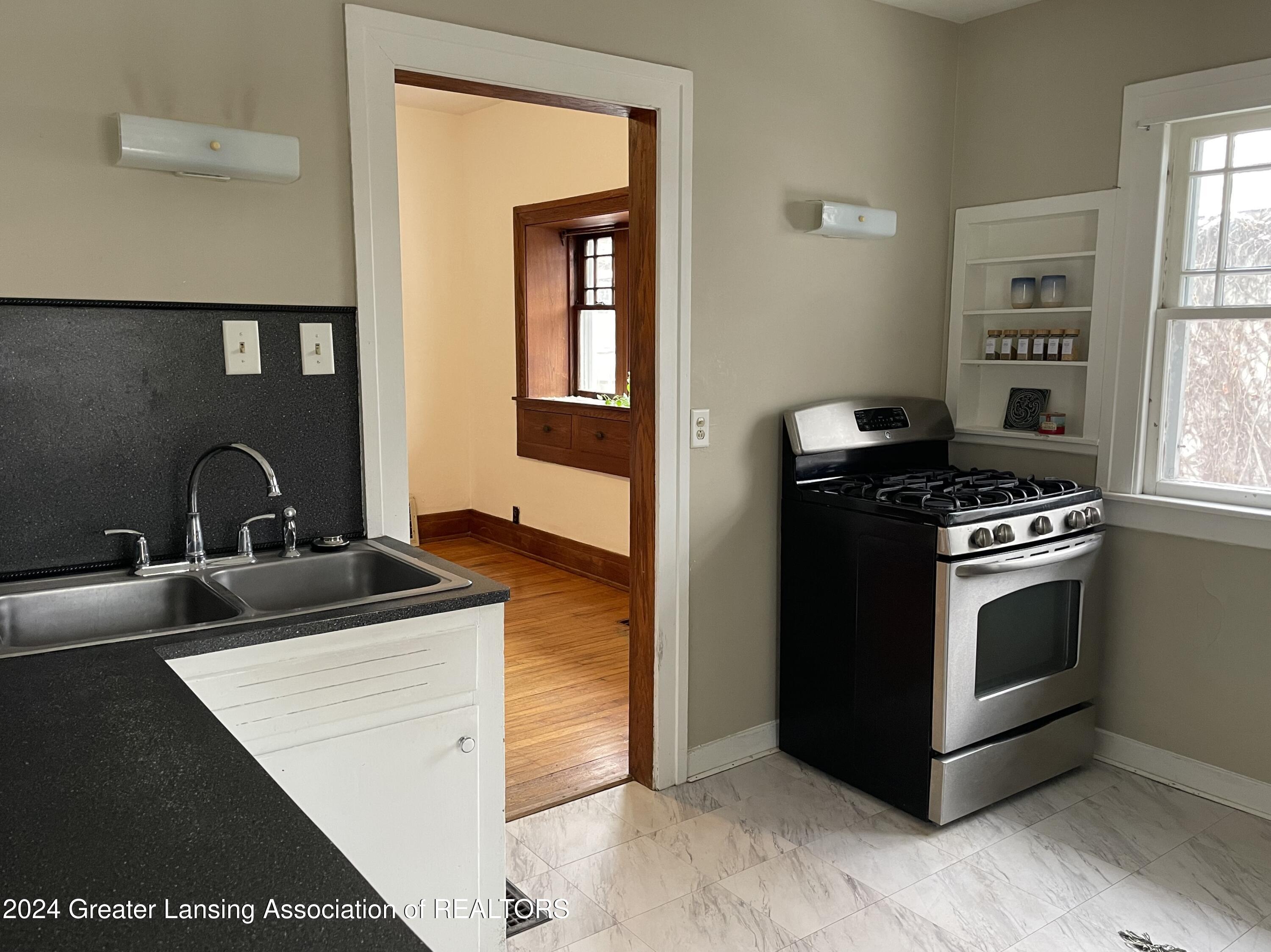 Lansing, Michigan 48910, United States, 2 Bedrooms Bedrooms, ,1 BathroomBathrooms,Residential,Pending,22857