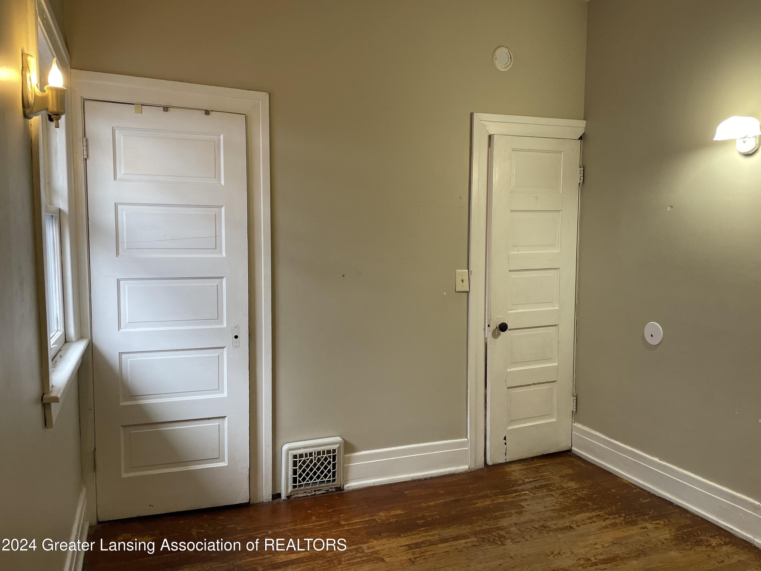 Lansing, Michigan 48910, United States, 2 Bedrooms Bedrooms, ,1 BathroomBathrooms,Residential,Pending,22857