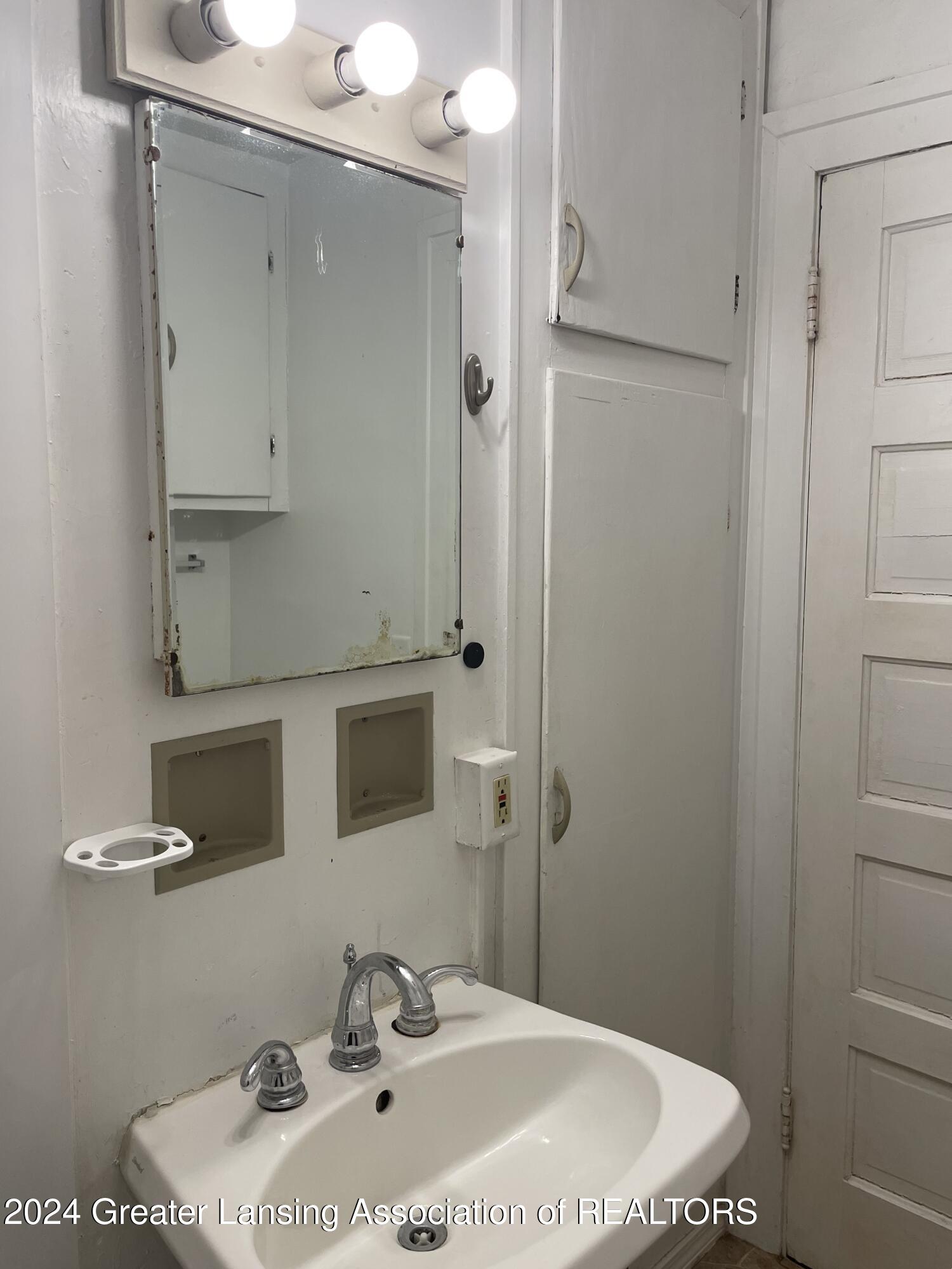 Lansing, Michigan 48910, United States, 2 Bedrooms Bedrooms, ,1 BathroomBathrooms,Residential,Pending,22857