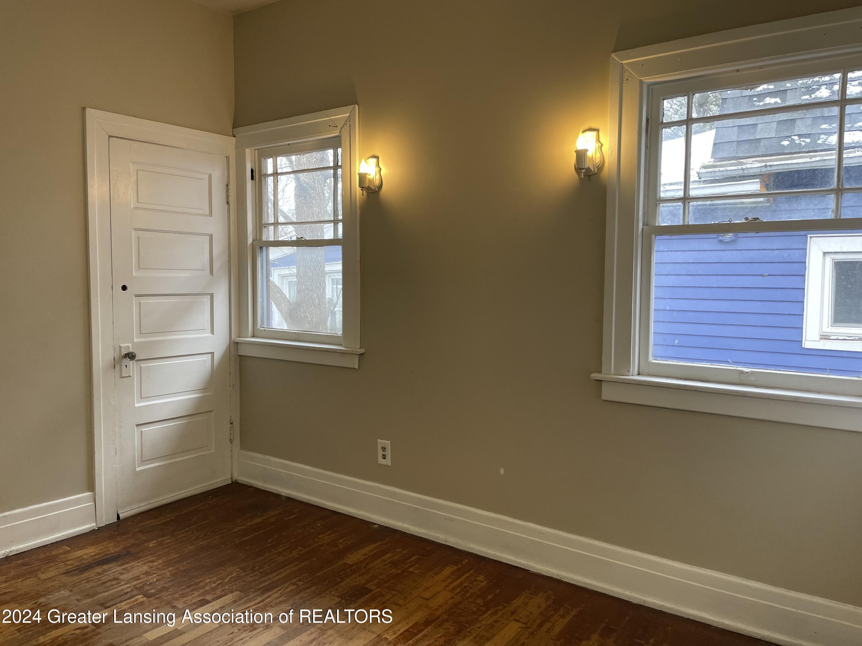 Lansing, Michigan 48910, United States, 2 Bedrooms Bedrooms, ,1 BathroomBathrooms,Residential,Pending,22857